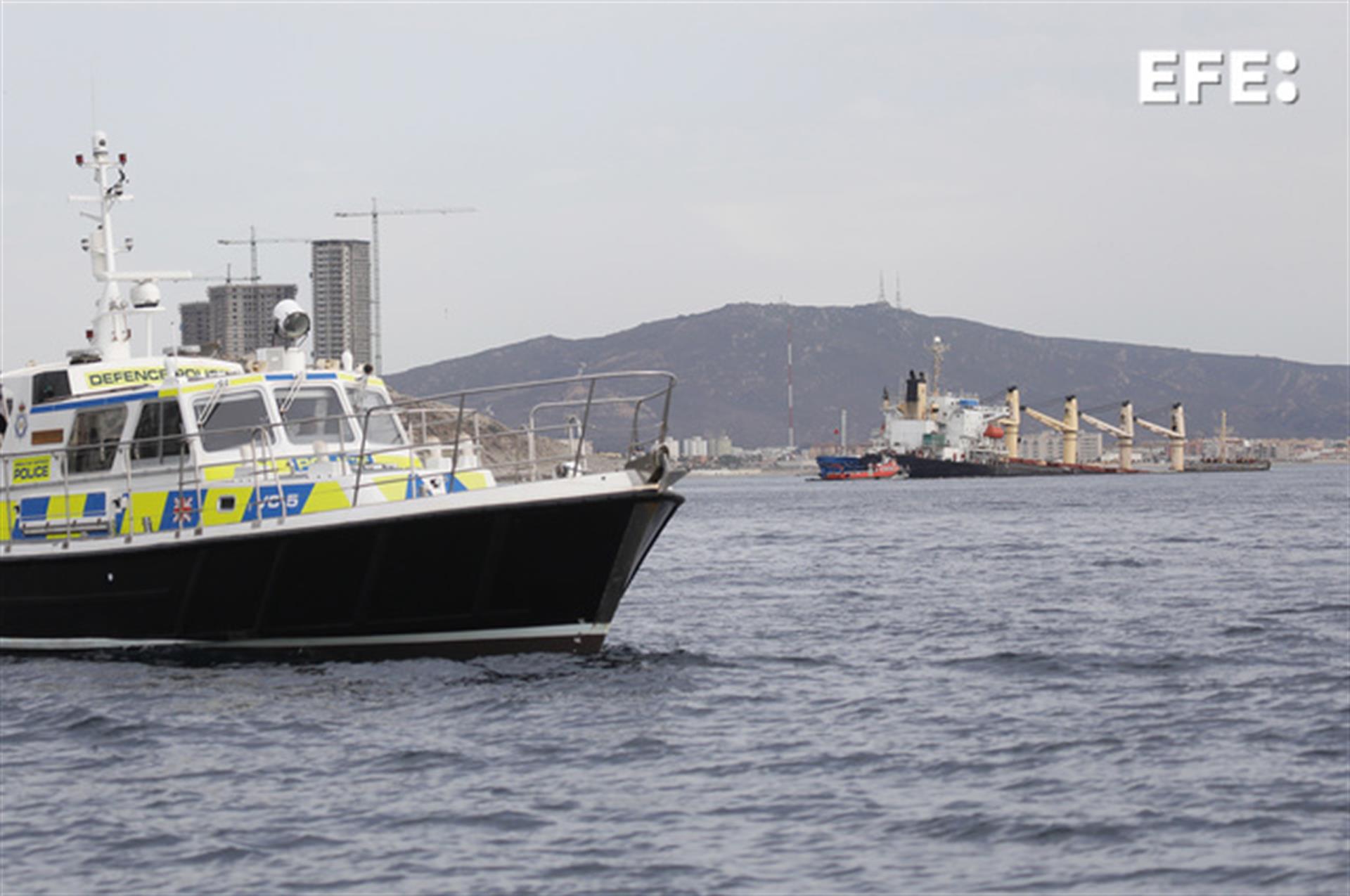 Las tareas de bombeo que comenzaron ayer tarde en el buque "OS 35" (d), el carguero que colisionó el pasado lunes en la Bahía de Algeciras y que permanece varado frente a la cara este de Gibraltar, se han mantenido de forma contínua durante la noche con lo que han logrado extraer hasta las 7:00 horas de hoy 197 metros cúbicos de combustible del barco, el 80 por ciento de la carga del diesel que porta, según ha informado el gobierno de Gibraltar. EFE/A. Carrasco Ragel
