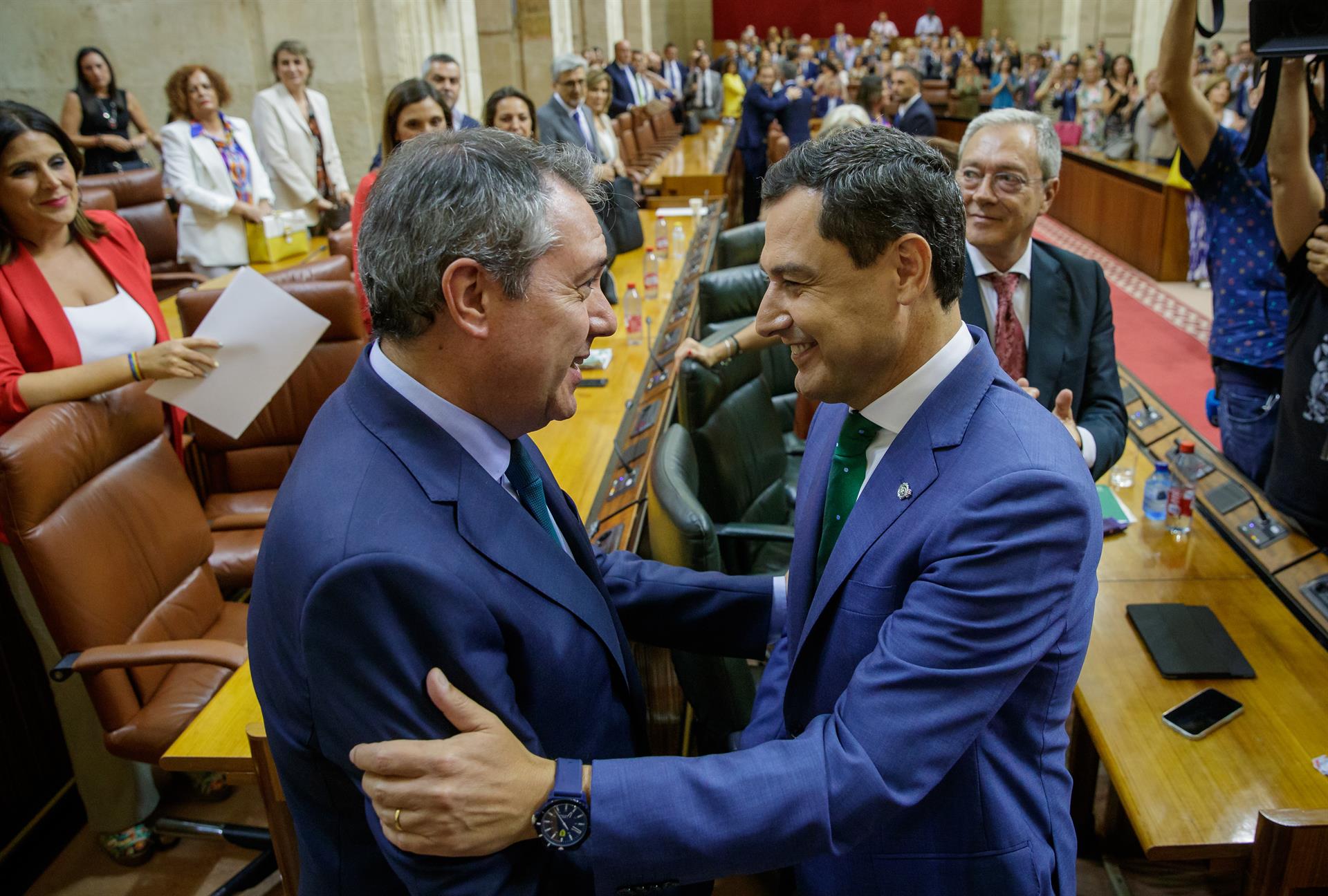 El presidente de la Junta de Andalucía, Juanma Moreno, es felicitado por el líder del PSOE andaluz, Juan Espadas (i), en el Parlamento andaluz. EFE/Archivo