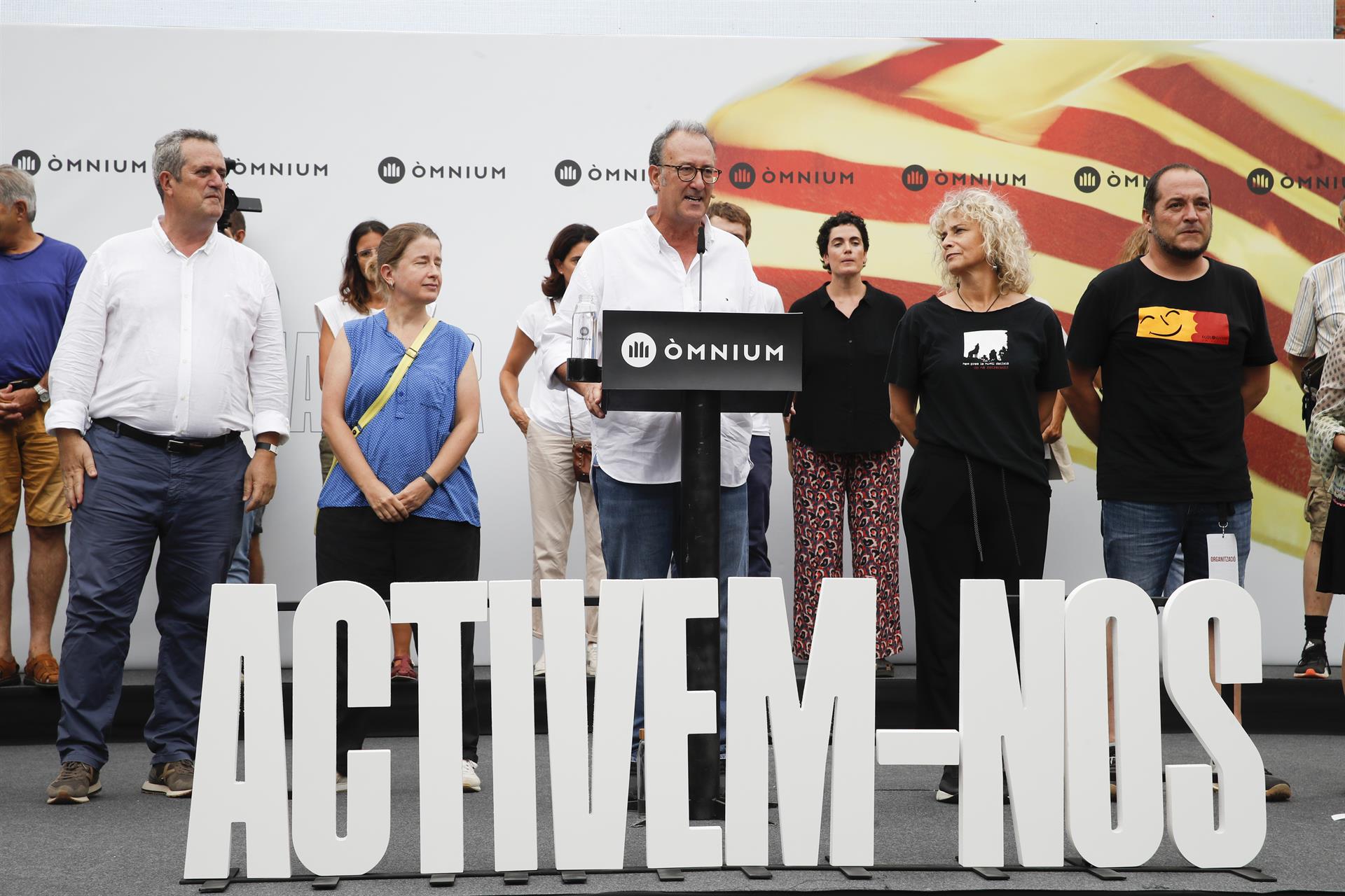 El presidente de Òmnium Cultural, Xavier Antich (c), junto al exconseller Joaquim Forn (i), entre otros, durante el acto organizado por Òmnium Cultural con motivo de la Diada del 11 de septiembre, este domingo en Barcelona. EFE/ Toni Albir
