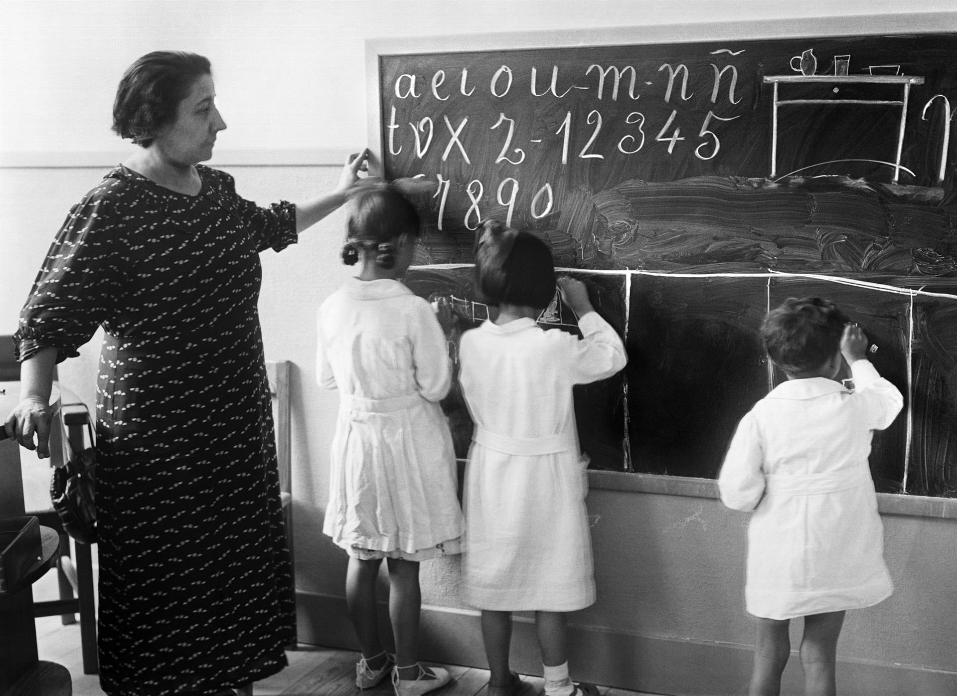 Imagen de archivo de una maestra dando clase a unas niñas en un colegio en Madrid durante la II República. EFE/jgb