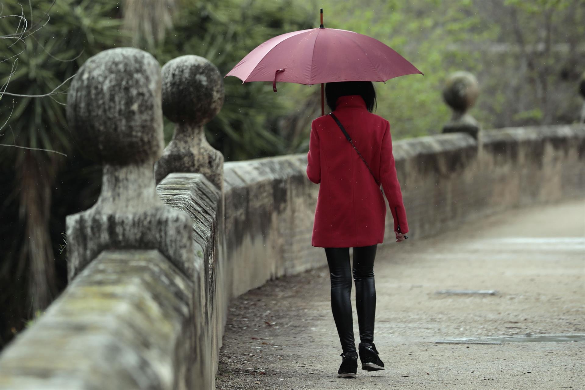 Una persona camino bajo la lluvia. EFE/Ana Escobar/Archivo