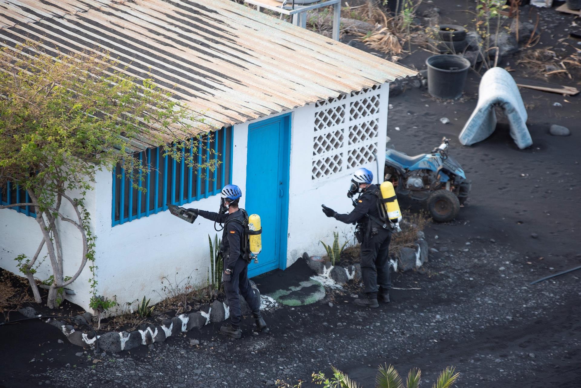 Foto de archivo, tomada el 5 de enero, de efectivos de la Guardia Civil realizando mediciones en el barrio costero de La Bombilla, donde se concentran gases tóxicos emitidos por el volcán de Cumbre Vieja. EFE/Miguel Calero
