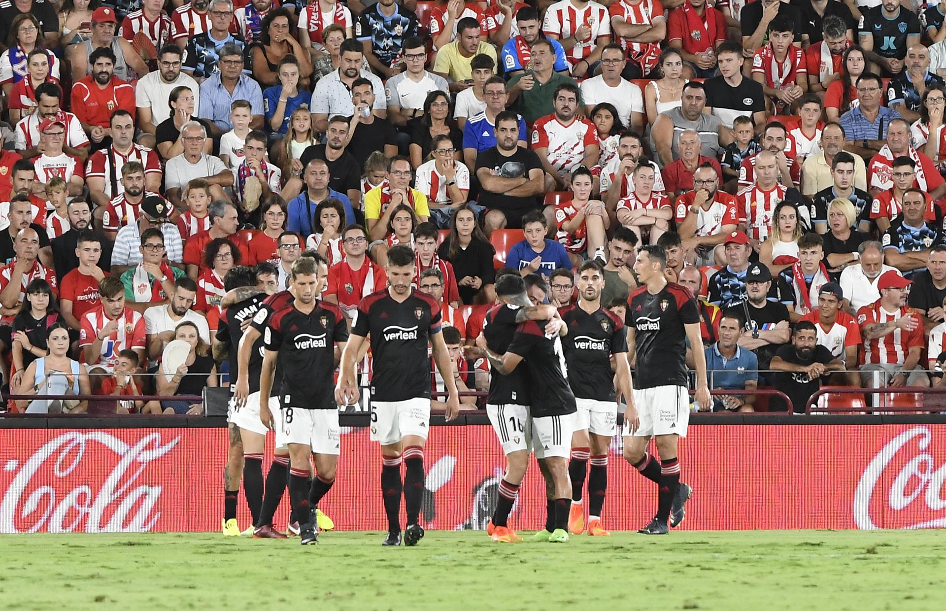 Los jugadores de Osasuna celebran el gol de Chimy Ávila ante la UD Almería durante el partido de la quinta jornada de Liga en Primera División disputado este lunes en el Power Horse Stadium de Almería. EFE/ Carlos Barba
