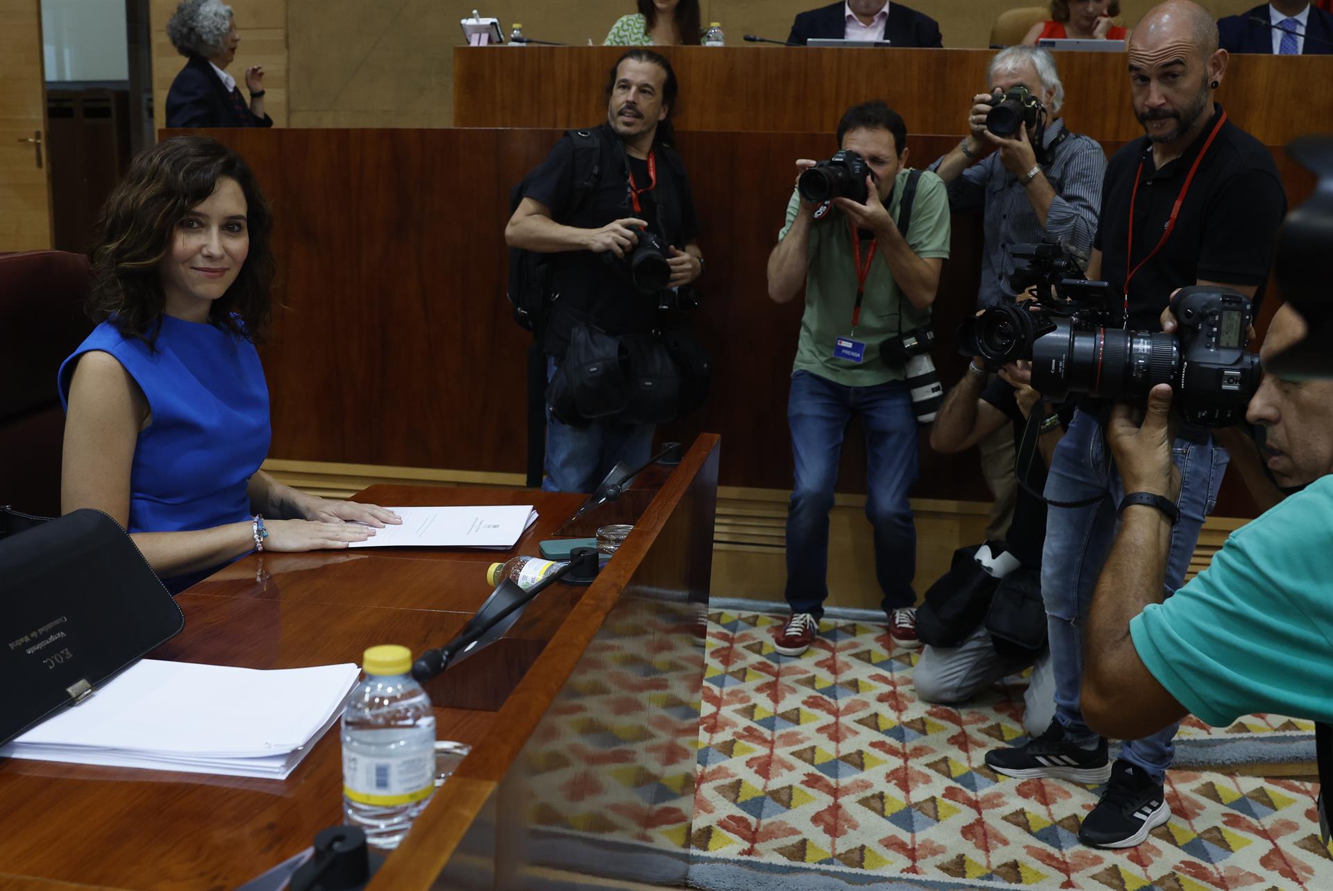 La presidenta de la Comunidad de Madrid, Isabel Díaz Ayuso (i), sonríe durante la primera sesión del debate del estado de la región en la Asamblea de Madrid, este lunes. EFE/ J.J. Guillén