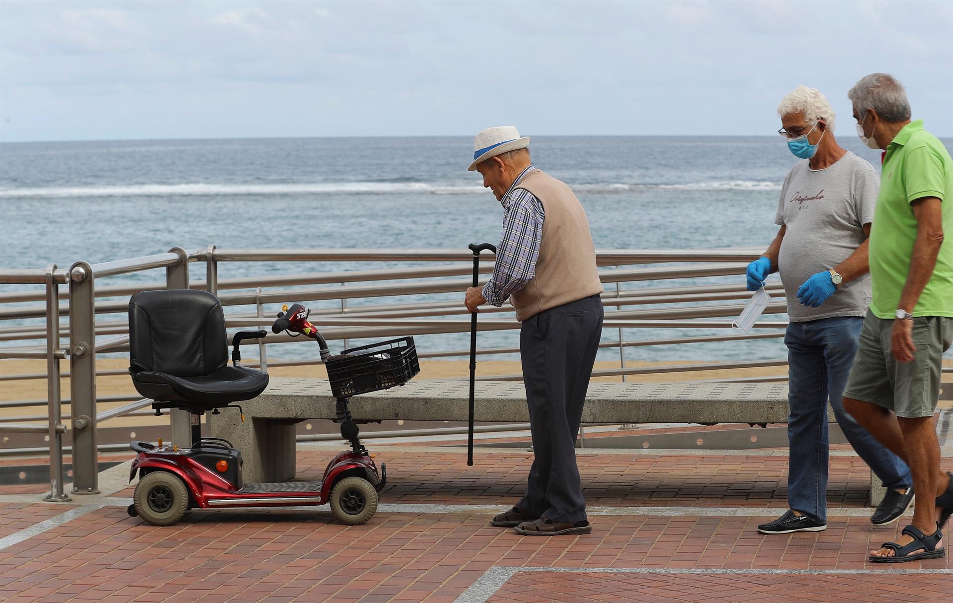 Foto de archivo de un hombre mayor caminando por el paseo de Las Canteras, en Las Palmas de Gran Canaria. EFE/ Elvira Urquijo A.