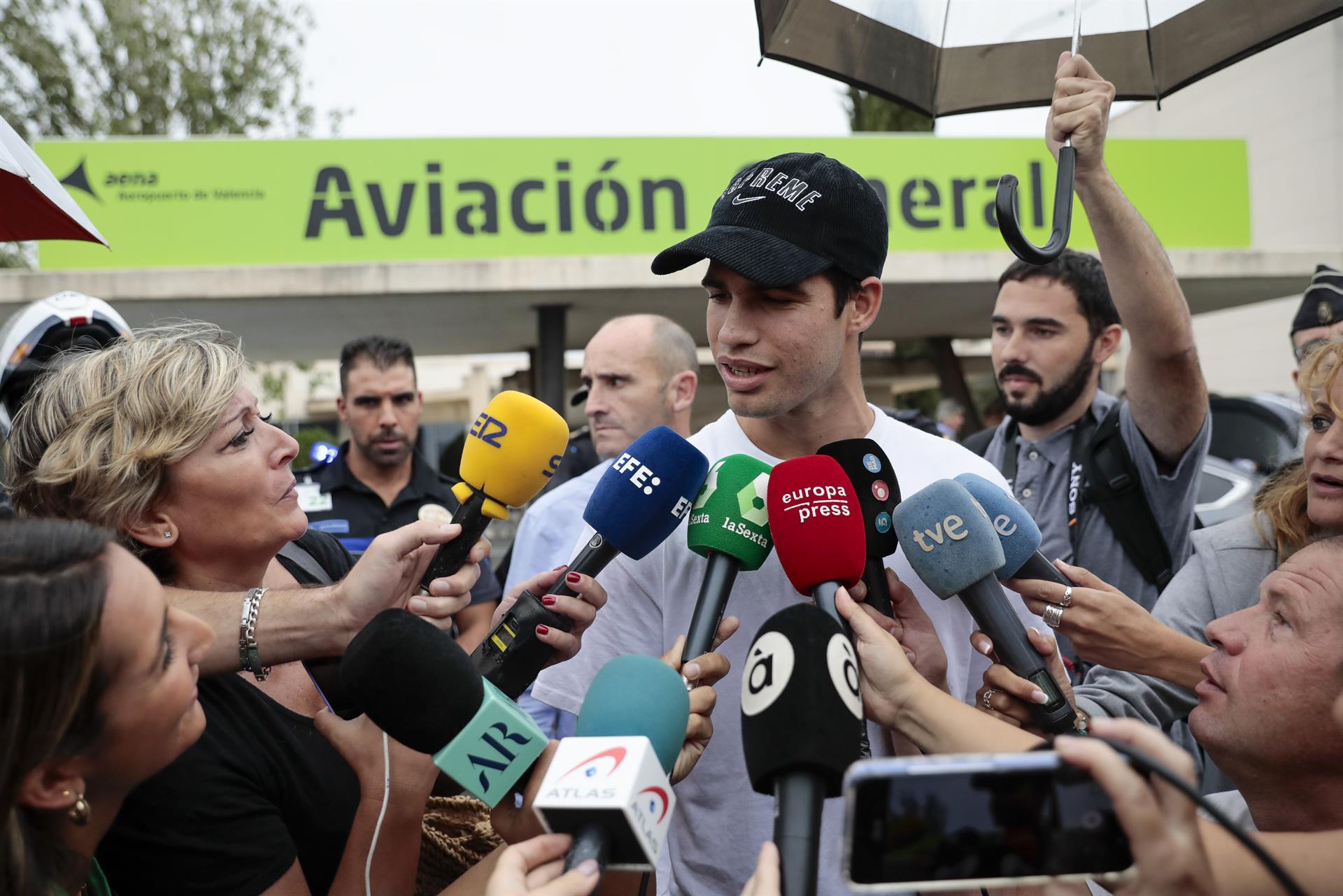 El tenista Carlos Alcaraz a su llegada al aeropuerto de Manises, Valencia, para estrenar su flamante número uno mundial en la fase de grupos B de la Copa Davis en Valencia con el equipo español. EFE/Ana Escobar