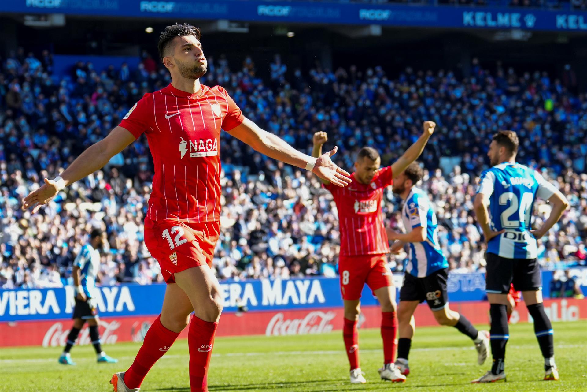 El delantero del Sevilla Rafa Mir celebra el gol marcado al Espanyol la pasada temporada en el RCDE Stadium. EFE/Enric Fontcuberta/Archivo