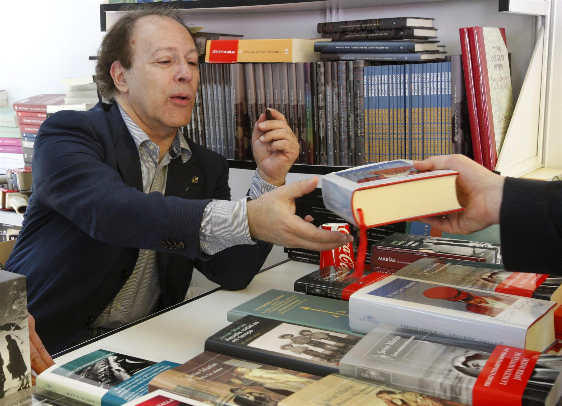 Imagen de archivo del escritor madrileño Javier Marías en la Feria del Libro de Madrid. EFE/Mondelo

