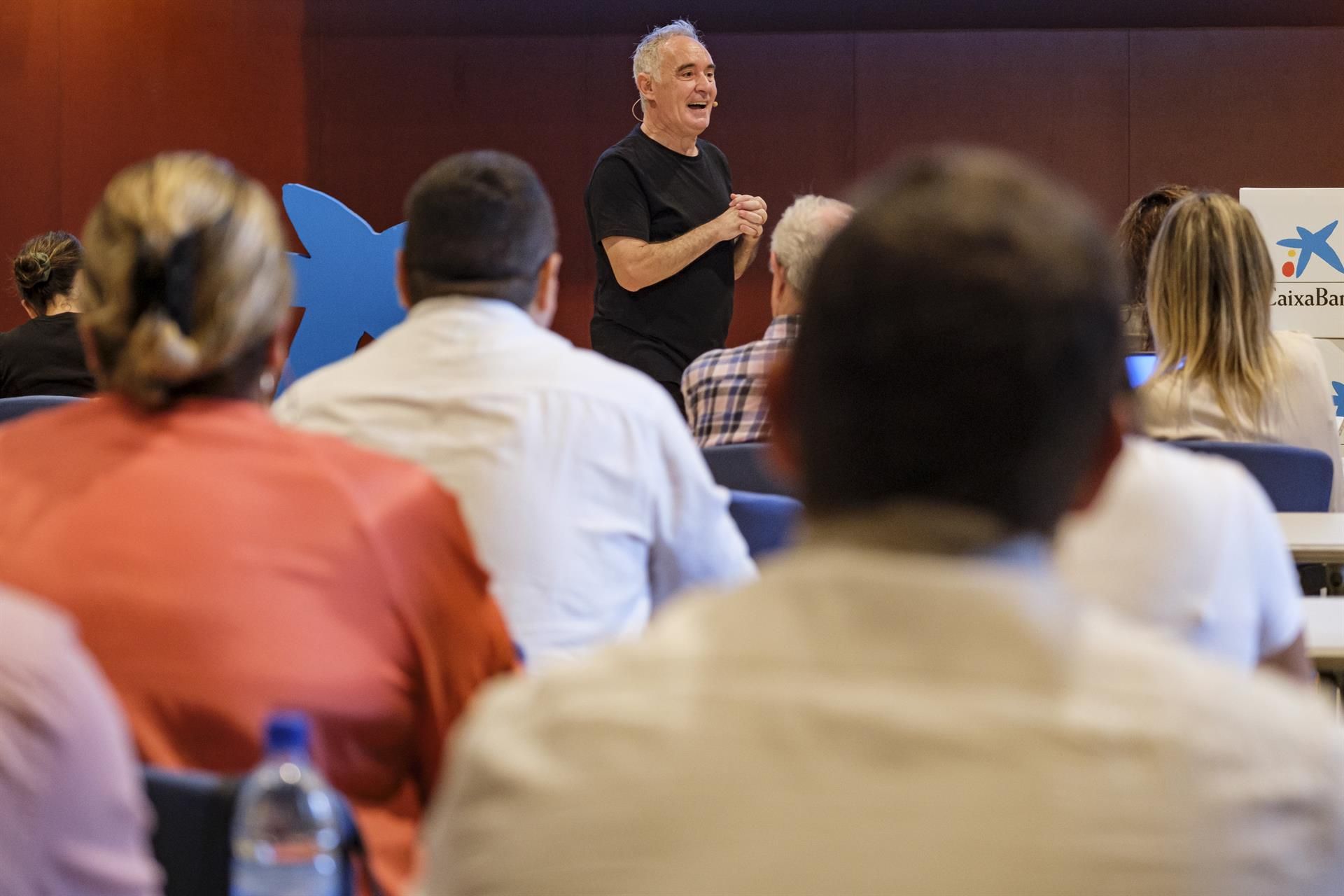 El creador del restaurante El Bulli, el cocinero Ferran Adrià, inauguró este martes en Gran Canaria un curso de gestión para hosteleros de la mano de CaixaBank. EFE/Ángel Medina G.