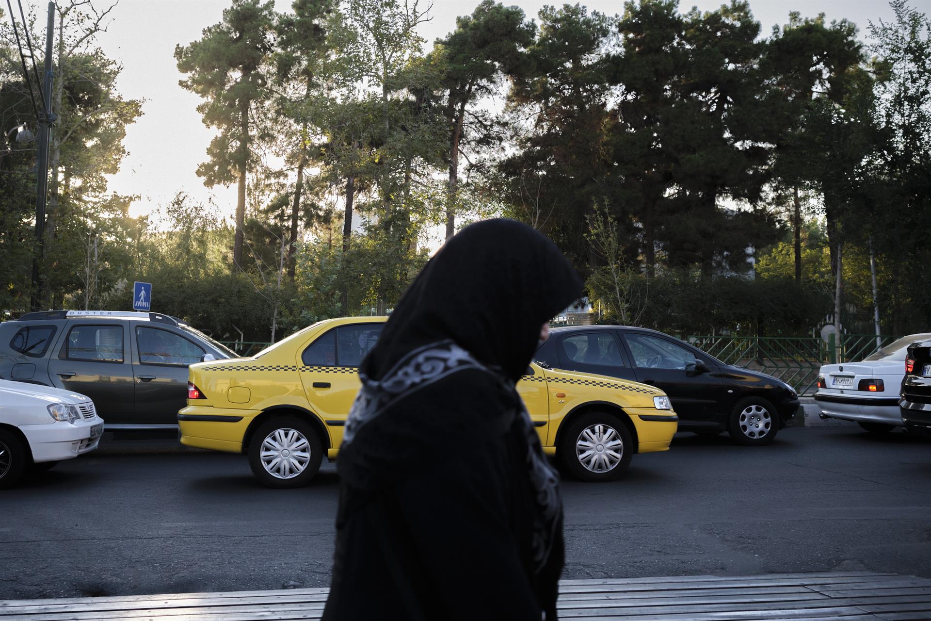 Una mujer camina por Teherán este martes cubierta con un velo. EFE/Jaime León