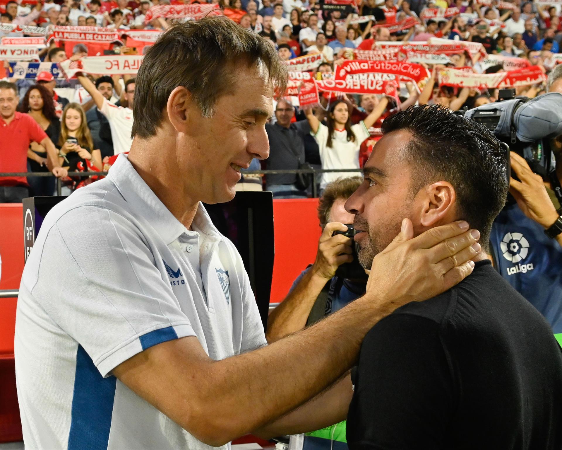 El entrenador del Sevilla, Julen Lopetegui (i), saluda al del Barcelona, Xavi Hernández, antes del partido en el Sánchez-Pizjuán. EFE/ Raúl Caro