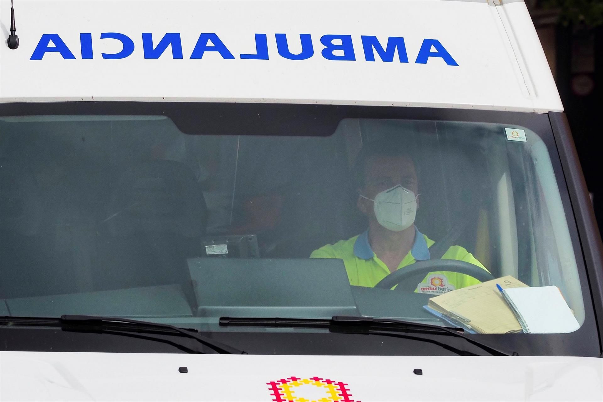Imagen de arhivo. Un conductor de ambulancia en los alrededores del Hospital Clínico de Valladolid.EFE