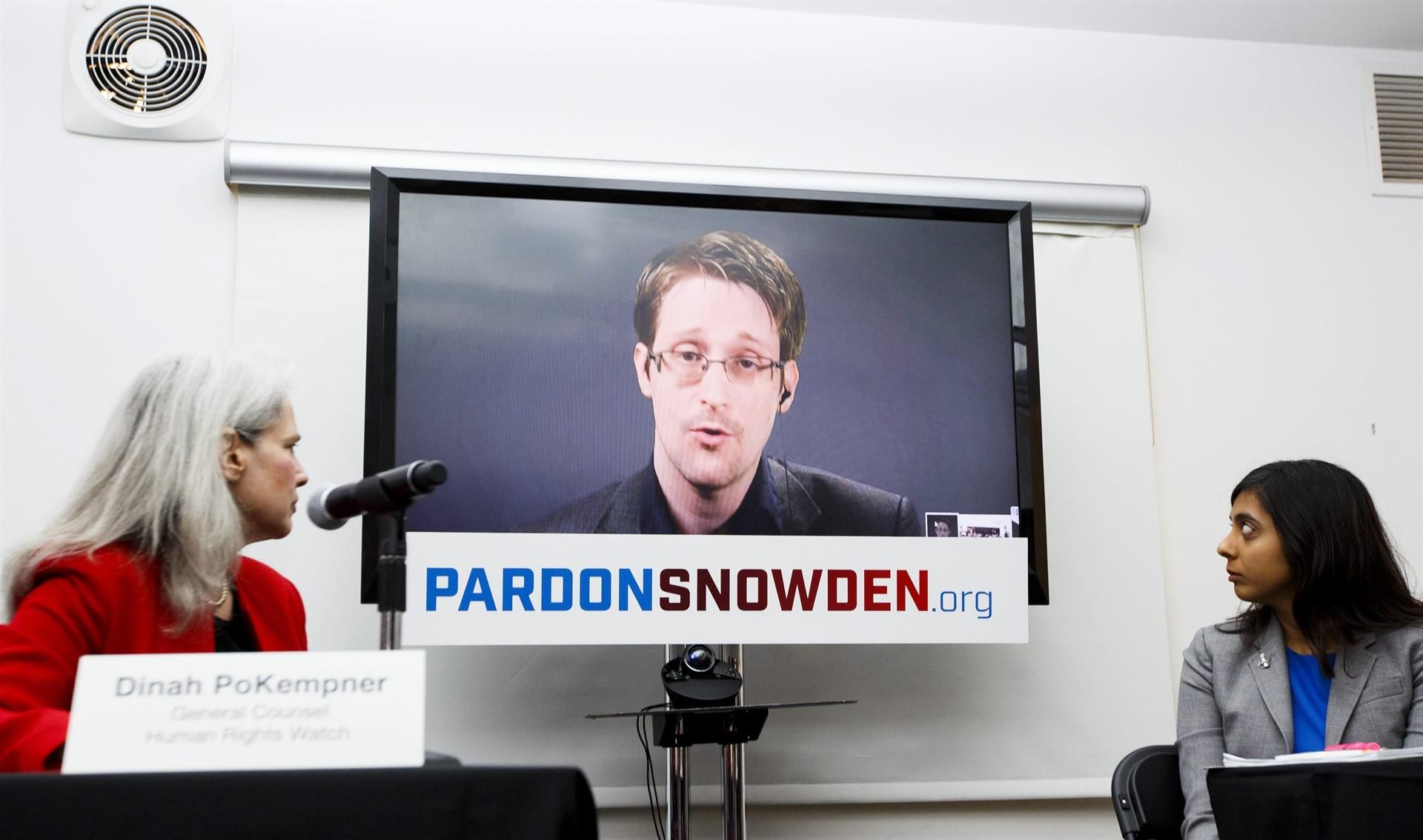 Una pantalla muestra al exanalista de la CIA Edward Snowden en videoconferencia desde Moscú durante una rueda de prensa en Nueva York en septiembre de 2016. EFE/Justin Lane