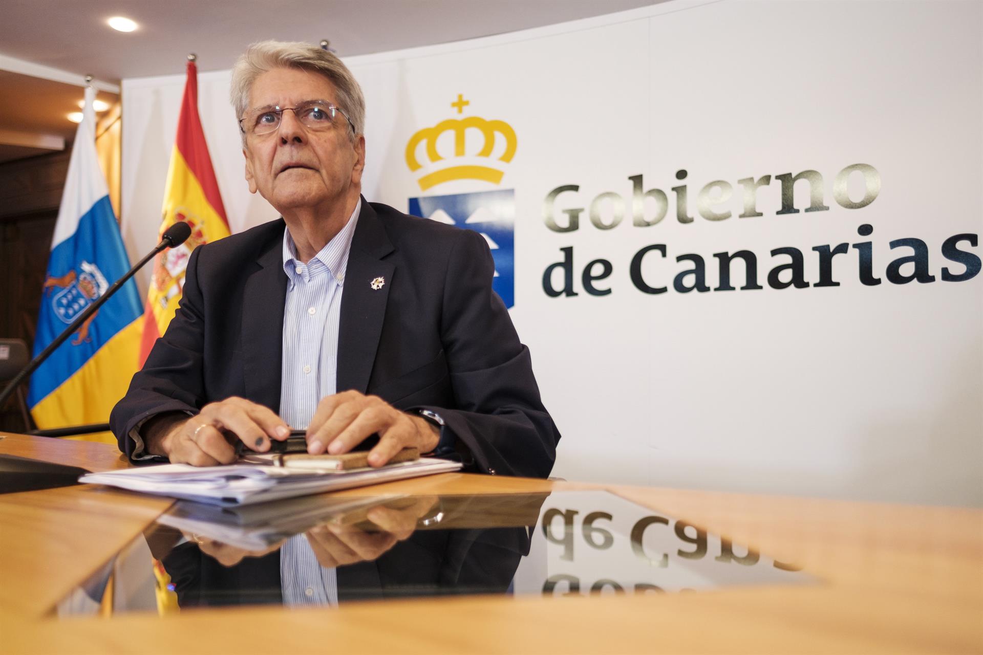 El consejero de Justicia del Gobierno de Canarias, Julio Pérez, informó sobre los acuerdos tomados en el Consejo de Gobierno celebrado este jueves en Las Palmas de Gran Canaria. EFE/Ángel Medina G.