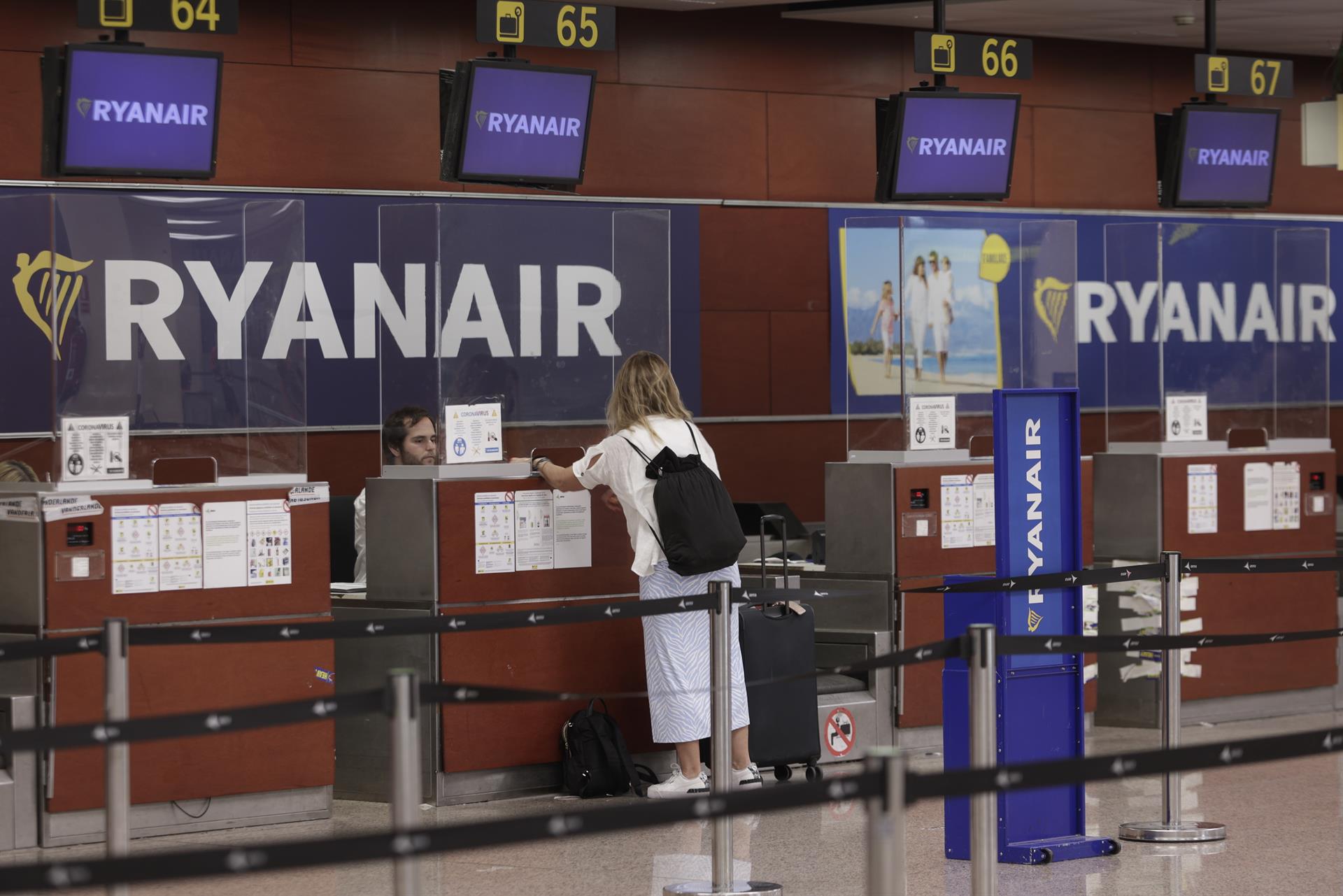 Una pasajera ante un mostrador de Ryanair. EFE/Archivo