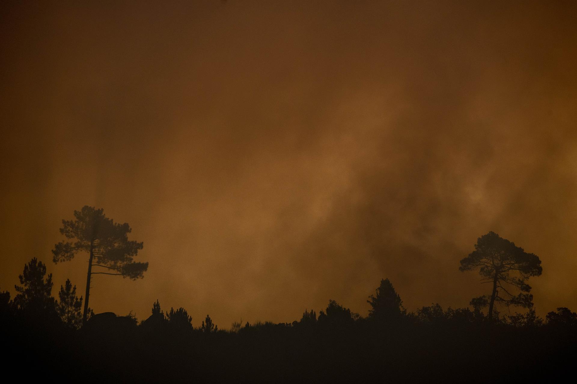 Vista del incendio en Cenlle, parroquia de A Pena, ayer. EFE/Brais Lorenzo