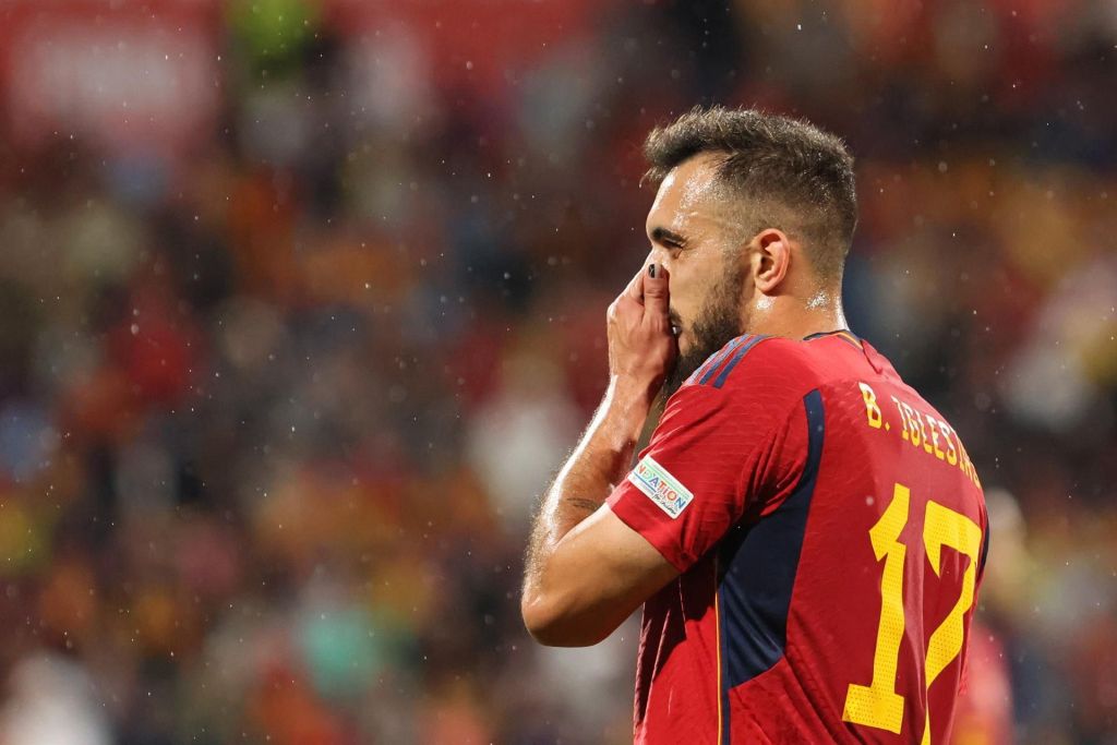 El entantero de la selección española Borja Iglesias, al término del partido de la Liga de Naciones que España y Suiza han disputado en el estadio de La Romareda, en Zaragoza.  EFE/Toni Galán