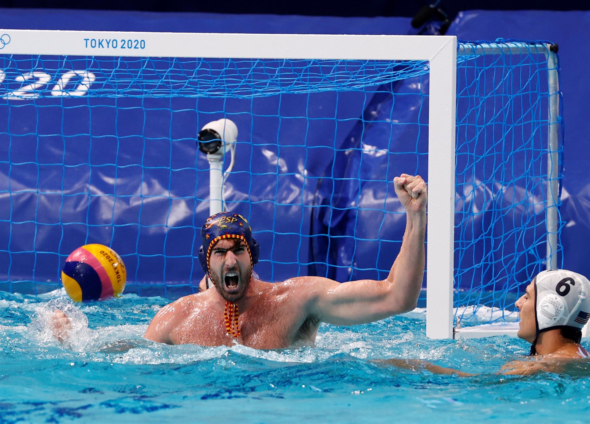 El waterpolista Miguel de Toro celebra un tanto con la selección española en los Juegos Olímpicos de Tokio. EFE/José Méndez/ARCHIVO