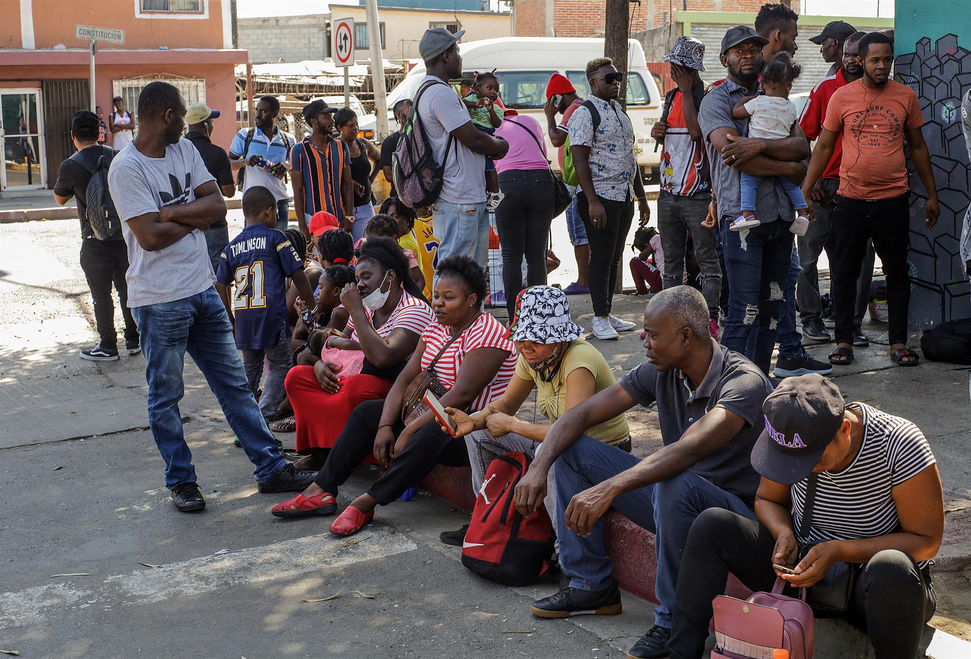Decenas de migrantes de origen haitiano permanecen afuera del albergue Movimiento Juventud 2000, a la espera de un lugar de hospedaje, el 26 de septiembre de 2022 en la fronteriza Tijuana, Baja California (México).  EFE/Joebeth Terriquez