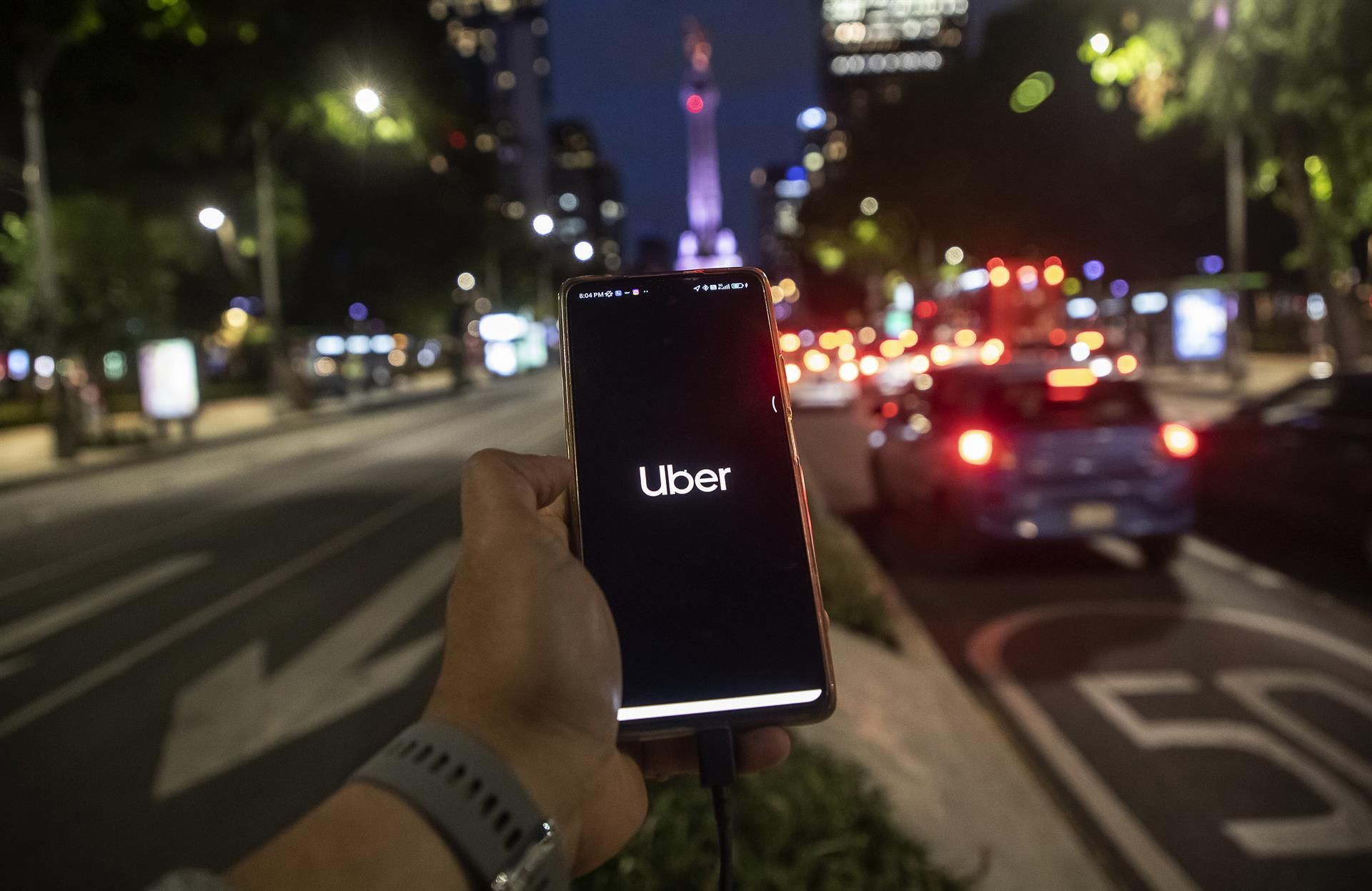 Una persona solicita un servicio de transporte en la aplicación Uber, ayer en la Ciudad de México (México). EFE/Isaac Esquivel