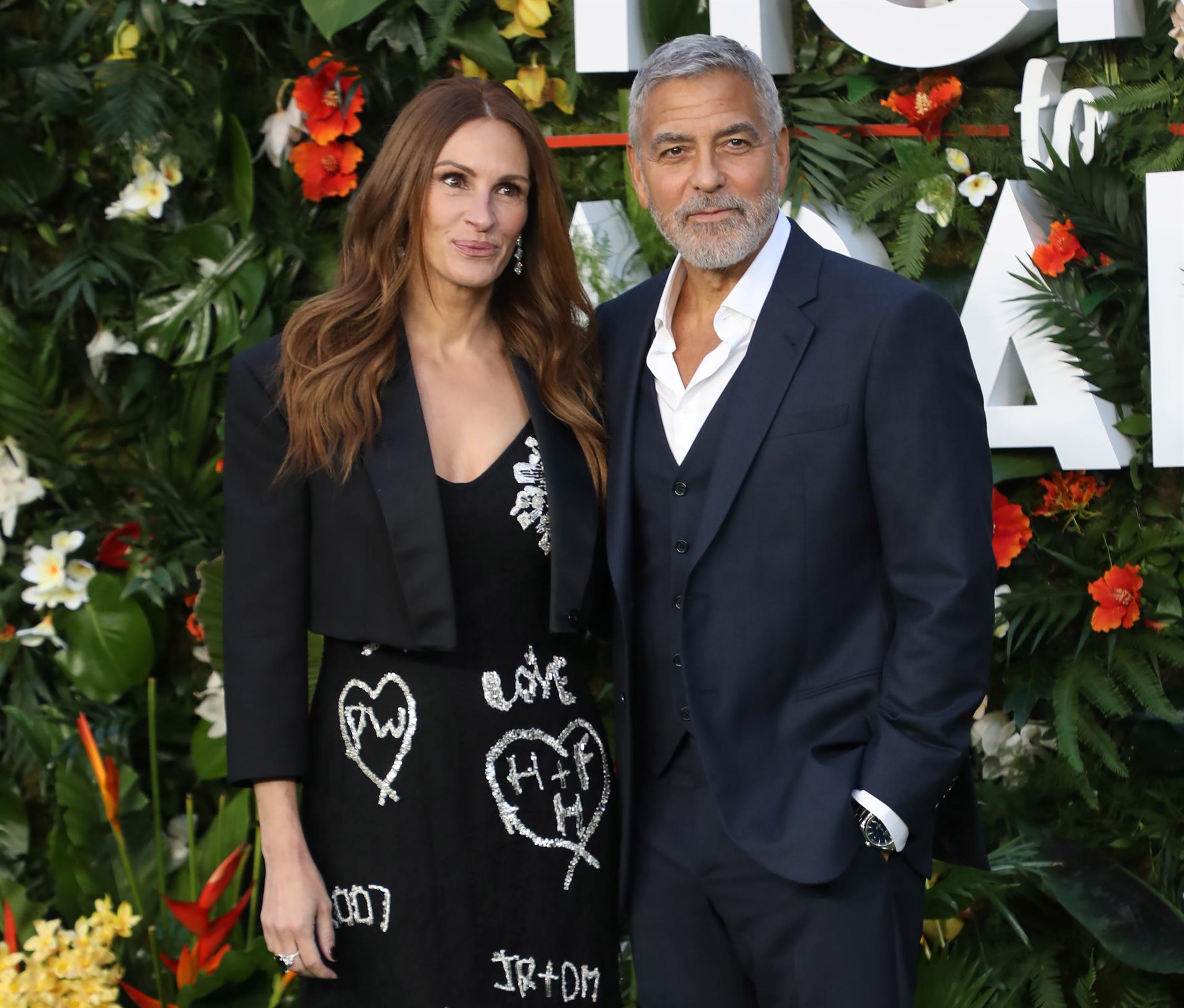 Imagen de este miércoles de los actores George Clooney y Julia Roberts en el estreno en Londres de la película "Viaje al Paraíso". EFE/EPA/HUGO PHILPOTT