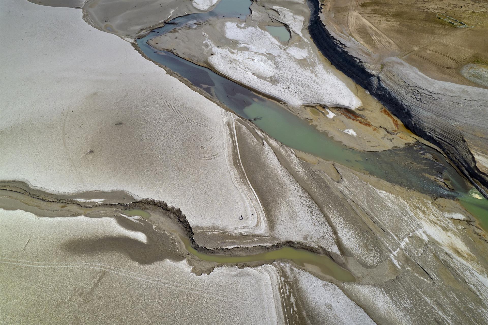 Imagen tomada desde un dron del pantano de Yesa que marca la cota más baja de los últimos años. Su presa apenas retiene, según el SAIH -Seguimiento Automático de Información Hidrográfica- el 16,5% de su capacidad de almacenaje. En apenas siete días, ha visto reducirse el agua en su vaso un 2,91%. En 2021, un año especialmente duro para el antaño conocido ‘Mar de los Pirineos’, contenía el 23,71% esta semana y, en la misma en los últimos diez años, la media no bajó del 35,37%. Una situación que será compleja sobre todo para el regadio si continua sin llover los próximos días. EFE/Jesús Diges