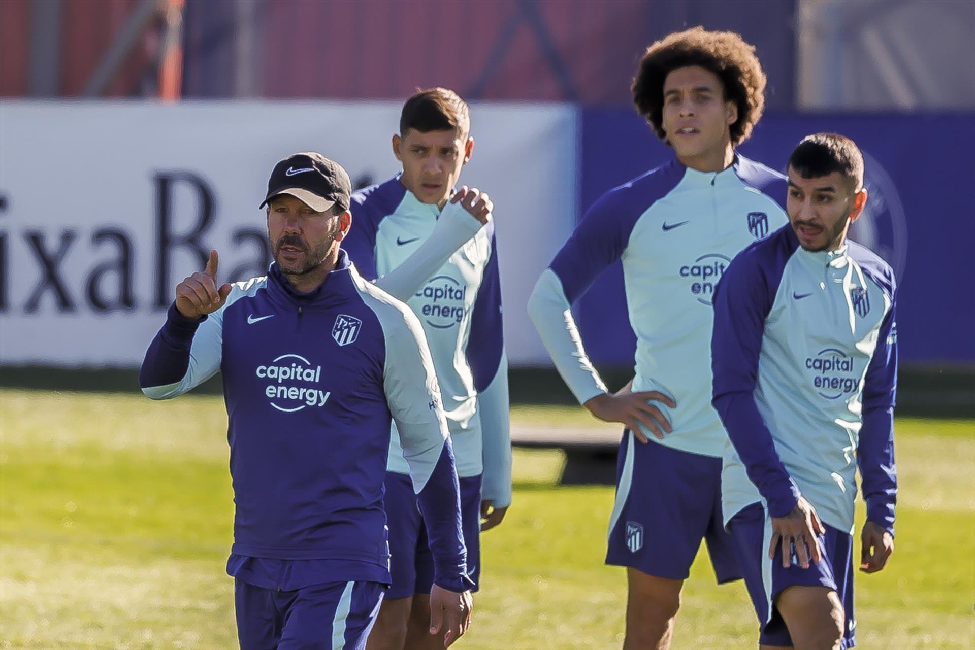 Diego Simeone (i) da instrucciones a sus jugadores durante el entrenamiento de este viernes. EFE/Rodrigo Jiménez