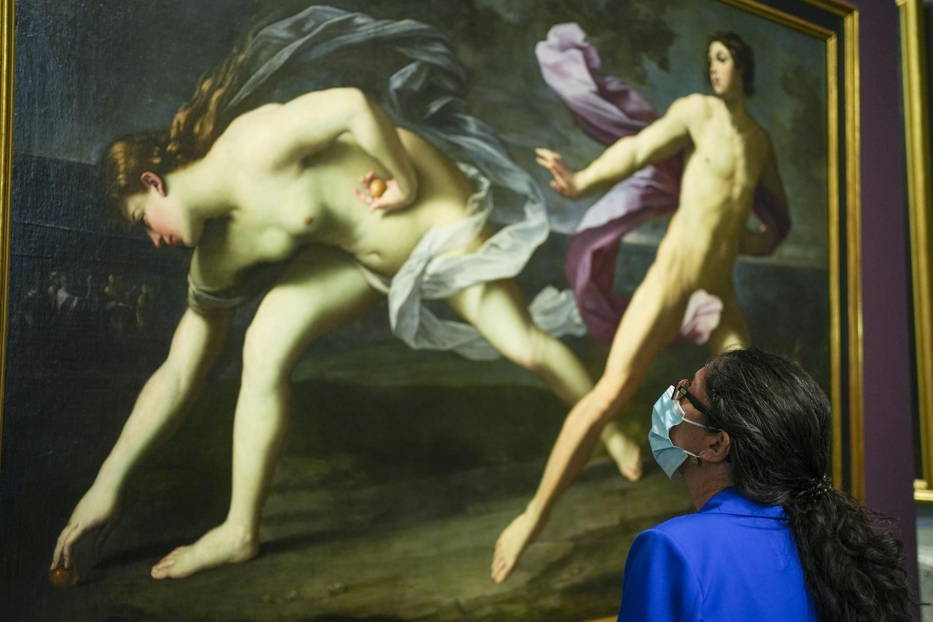 Una mujer observa el cuadro "Hipómenes y Atalanta", una de las obras más célebres de Guido Reni, durante la presentación de la obra tras su reciente restauración, este miércoles en el Museo del Prado. EFE/ Borja Sanchez-Trillo