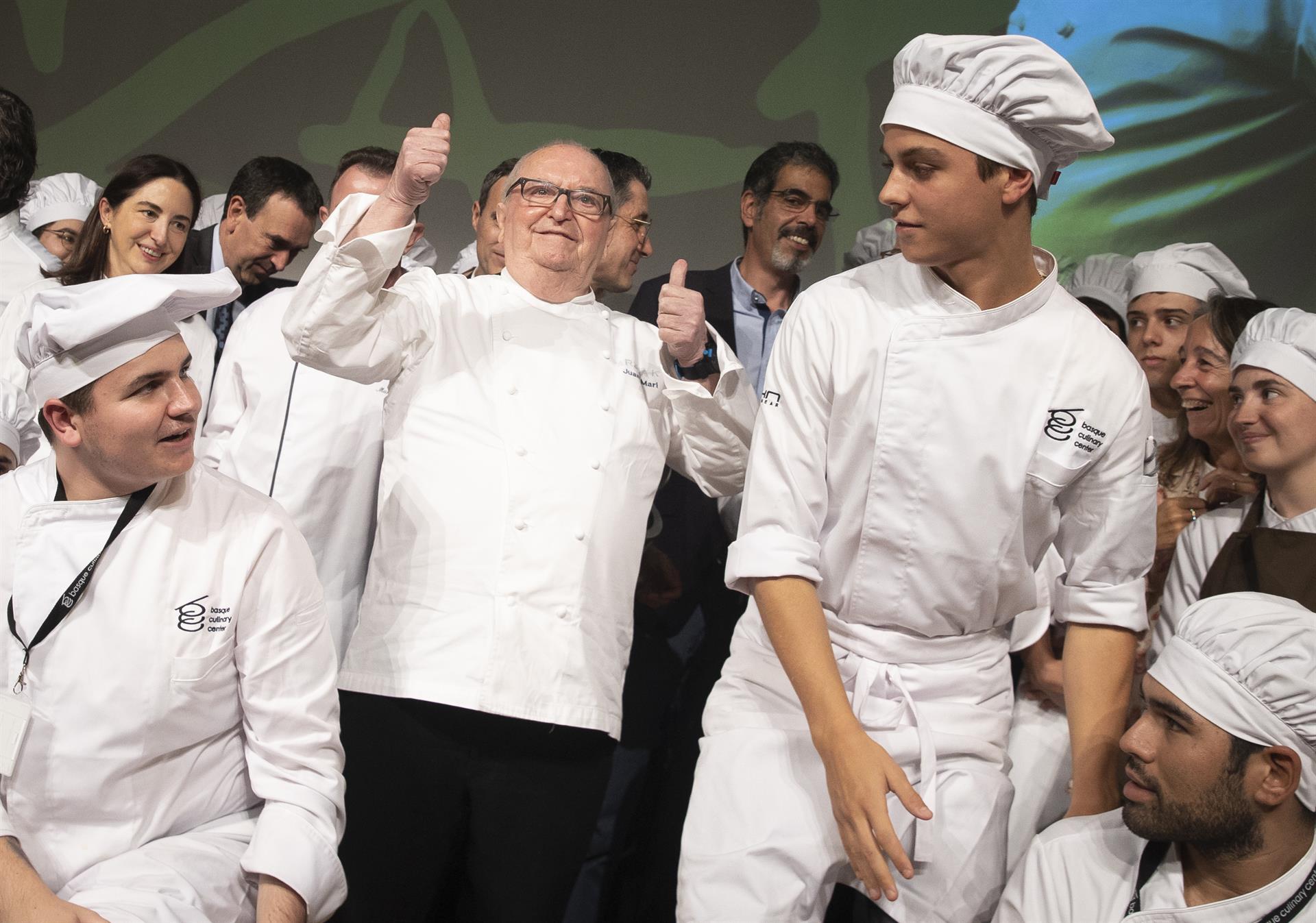 La gastronomía vasca ha homenajeado al cocinero Juan Mari Arzak (c), quien ha sido nombrado patrono de honor del Basque Culinary Center este martes, durante la celebración del primer gran evento organizado en San Sebastián por la plataforma "Mantala". EFE/ Javier Etxezarreta
