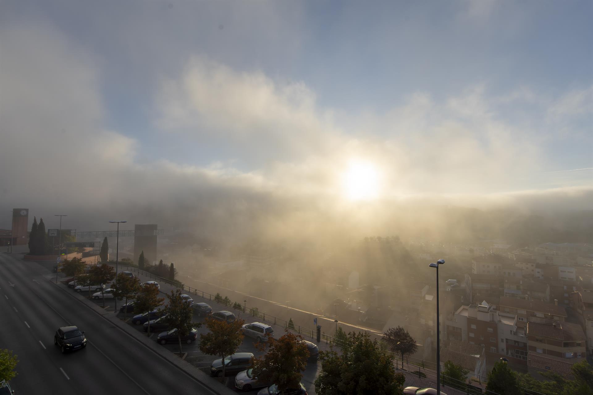 Amanecer con niebla en Teruel, este domingo. EFE/Antonio García