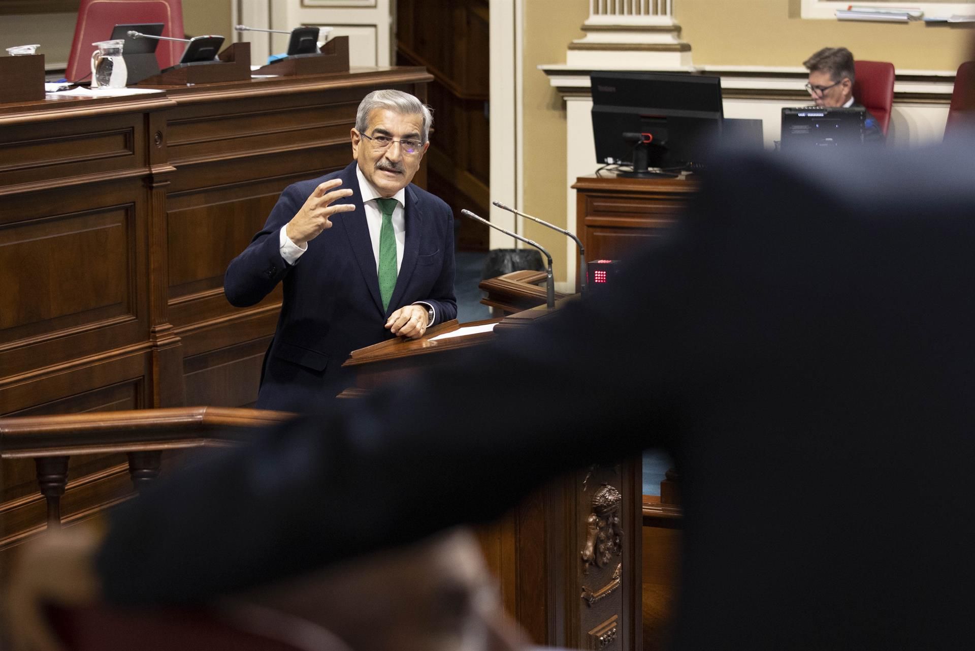 El consejero de Hacienda, Román Rodríguez, durante su intervención en el pleno del Parlamento de Canarias.EFE/Miguel Barreto