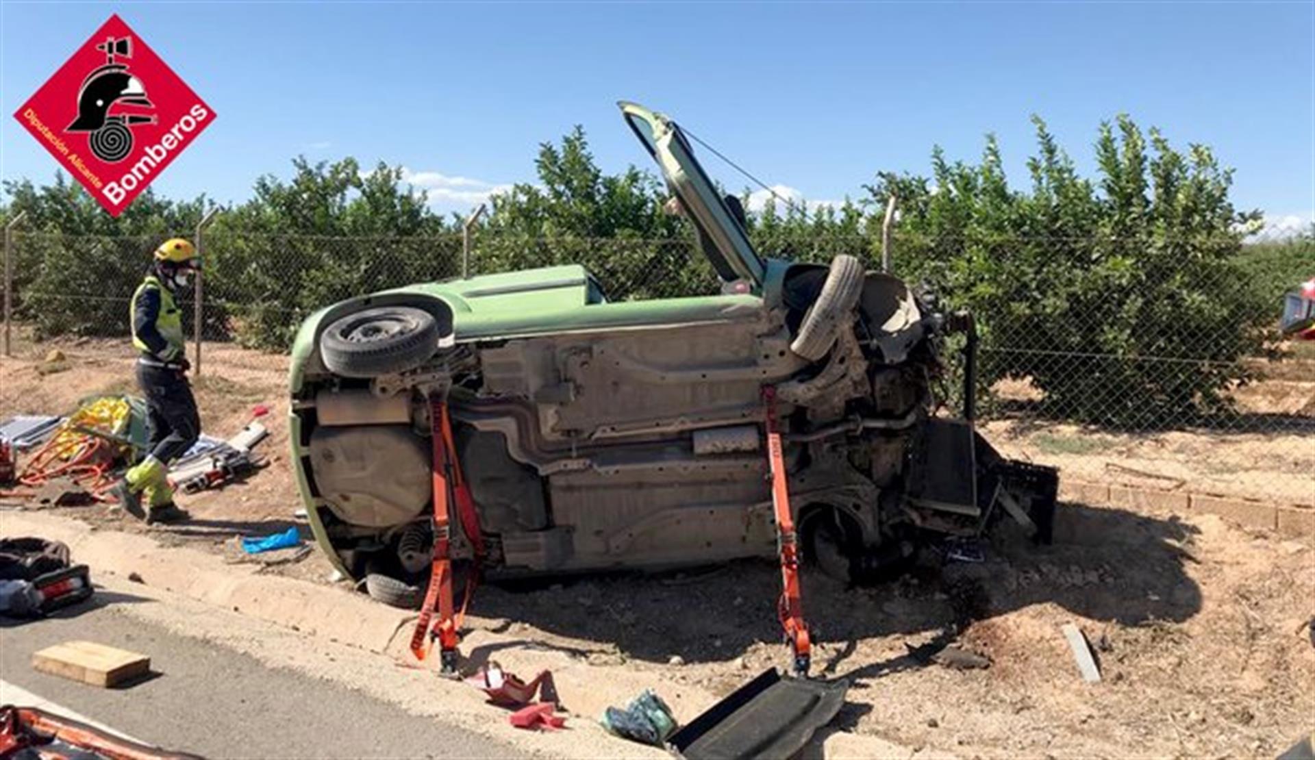 Imagen del coche accidentado en Almoradí.