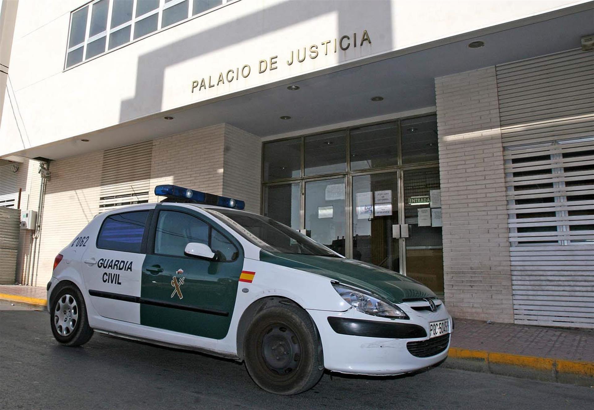 Un vehículo de la Guardia Civil permanece estacionado ante los Juzgados de la localidad alicantina de Torrevieja. Archivo/ EFE/M.Lorenzo
