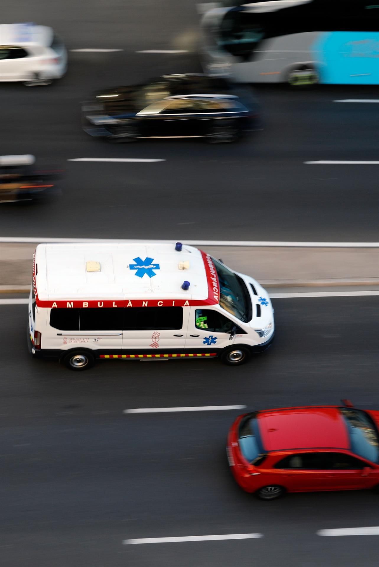 Una ambulancia se dirige a un servicio. EFE/ Ana Escobar/Archivo