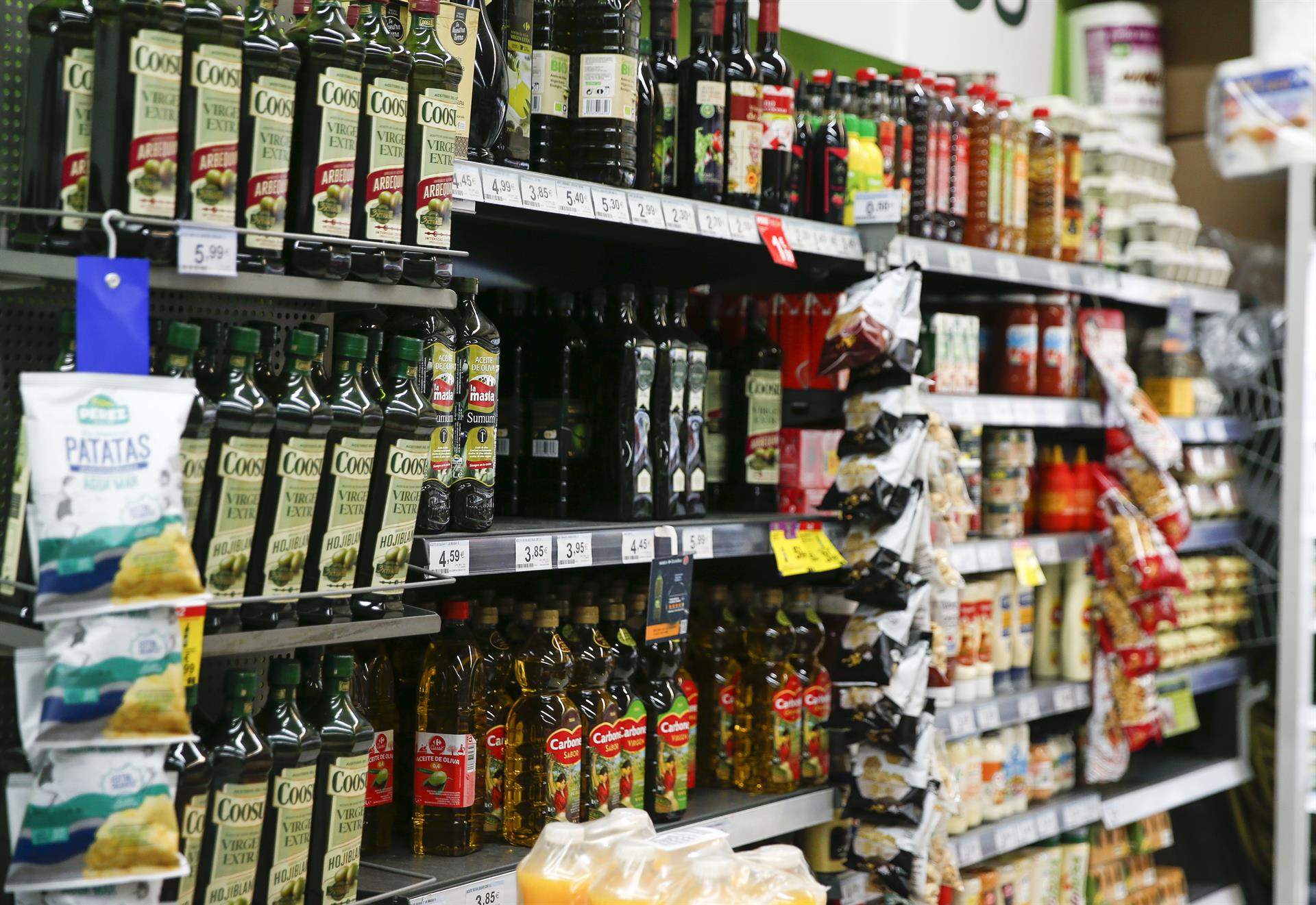Estanterías con botellas de aceite en un supermercado. EFE/Archivo
