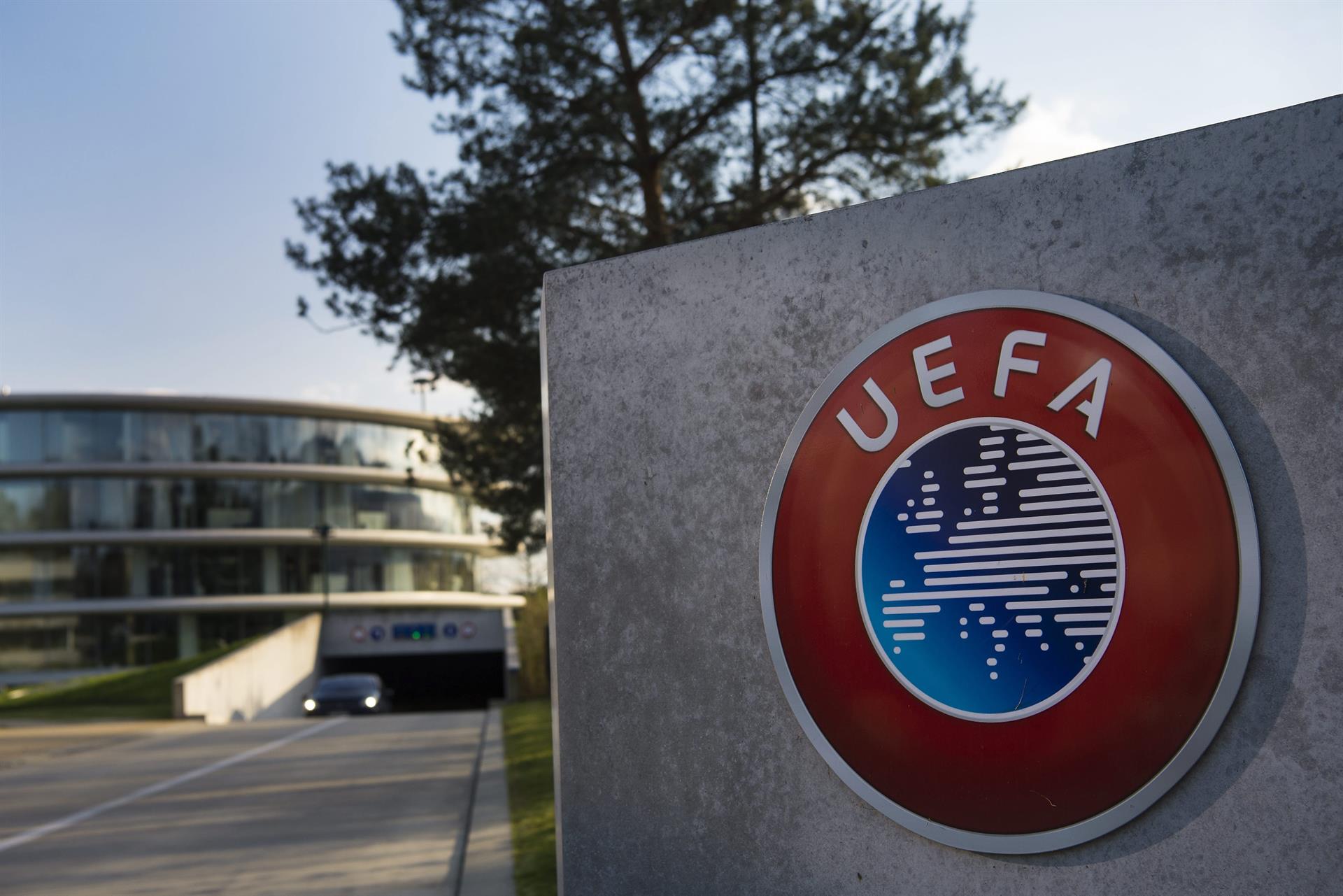 Vista de la entrada de la sede de la UEFA en Nyon (Suiza). EFE/Jean-Christophe Bott/ARCHIVO