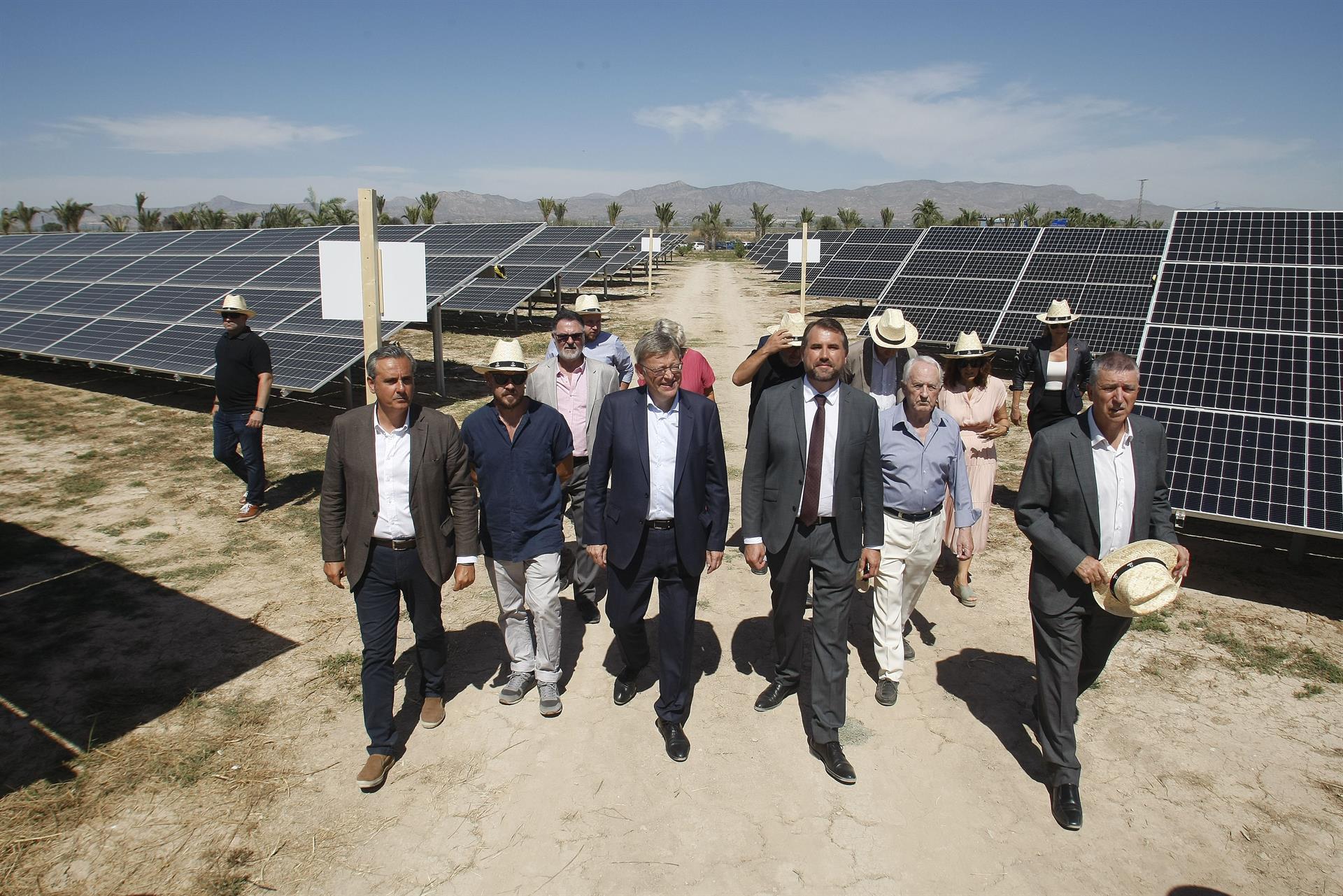 El president de la Generalitat, Ximo Puig, asiste junto al conseller de Economía Sostenible, Sectores Productivos, Comercio y Trabajo, Rafa Climent, a la puesta en marcha de la planta fotovoltaica de Catral. EFE/ Morell