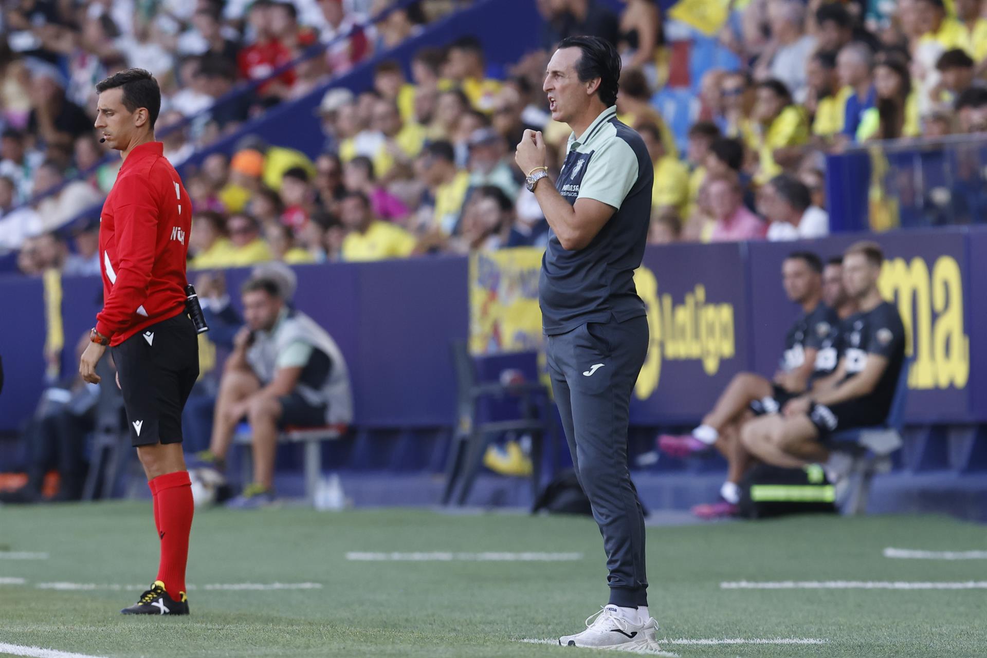 El entrenador del Villarreal Unai Emery da instrucciones a su equipo en un encuentro. EFE/Archivo/Domenech Castelló