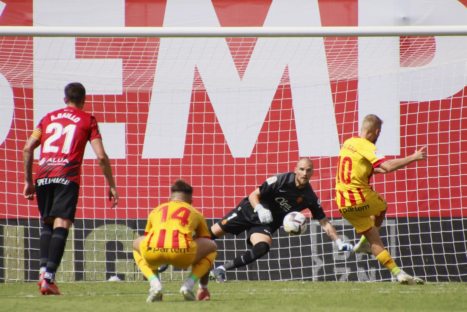 El jugador del Girona Samuel Sáiz marca el gol del empate ante el Mallorca durante el partido de LaLiga Santander disputado en el Estadi de Son Moix en Palma de Mallorca. EFE/Cati Cladera
