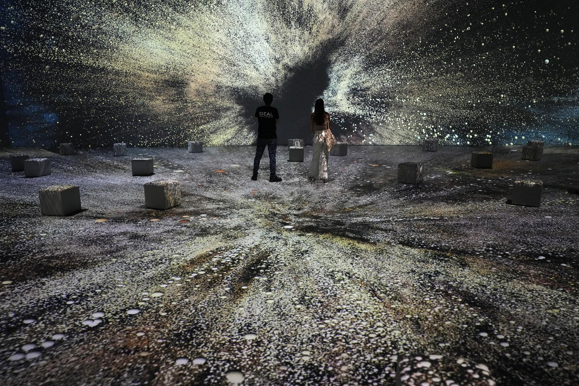 La exposición inmersiva "Dalí Cibernético" abre sus puertas este martes en el Centro de Artes Digitales Ideal de Barcelona, que presenta un insólito recorrido por el onírico universo creado por el artista surrealista a través de proyecciones de gran formato, instalaciones interactivas, hologramas, realidad virtual e inteligencia artificial. EFE/Alejandro García