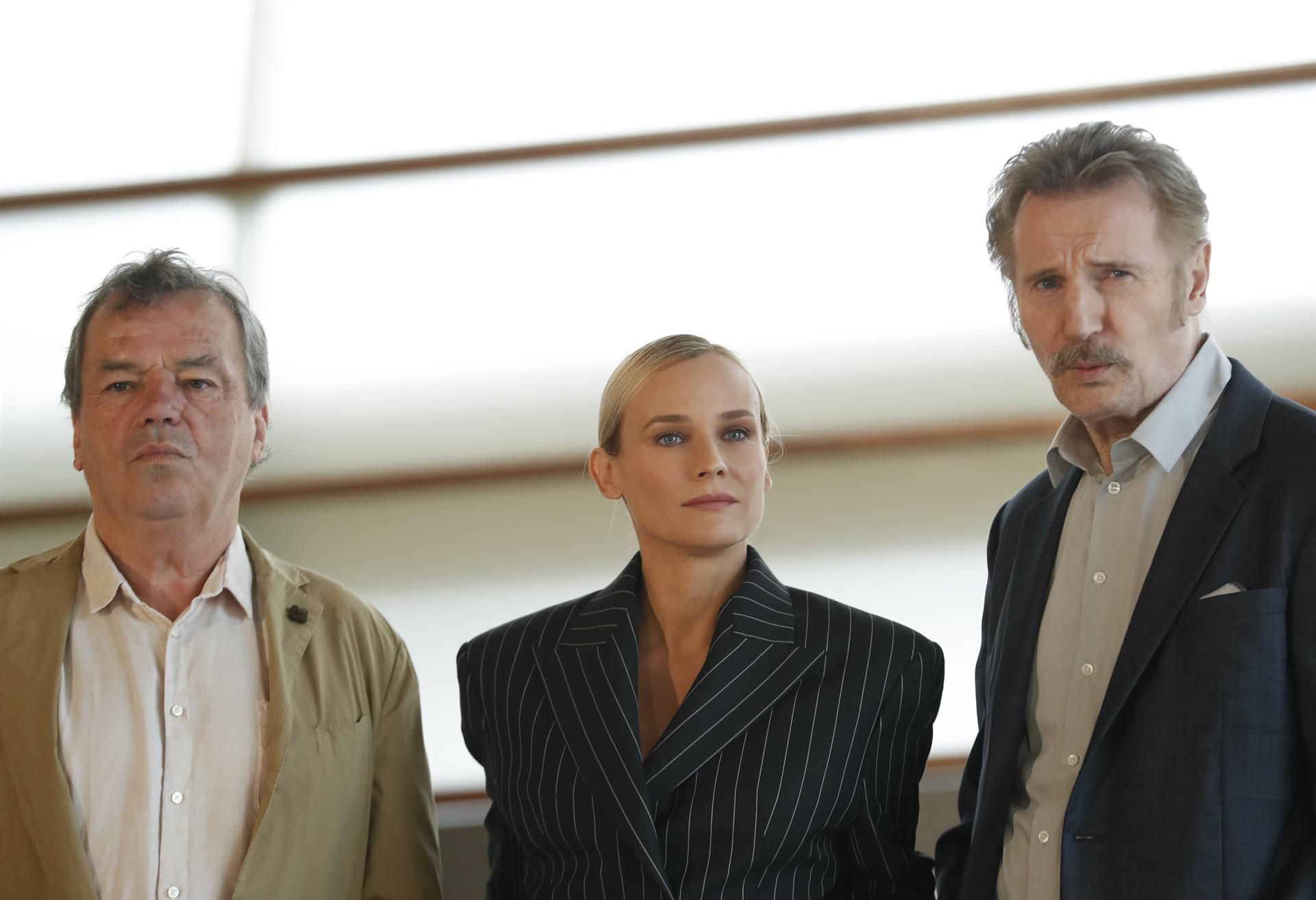 El realizador Neil Jordan (i), posa junto a los actores, Liam Neeson (d), y Diane Kruger, durante la 70 edición del Festival de Cine de San Sebastián donde presentan su película "Marlowe". EFE/Juan Herrero.
