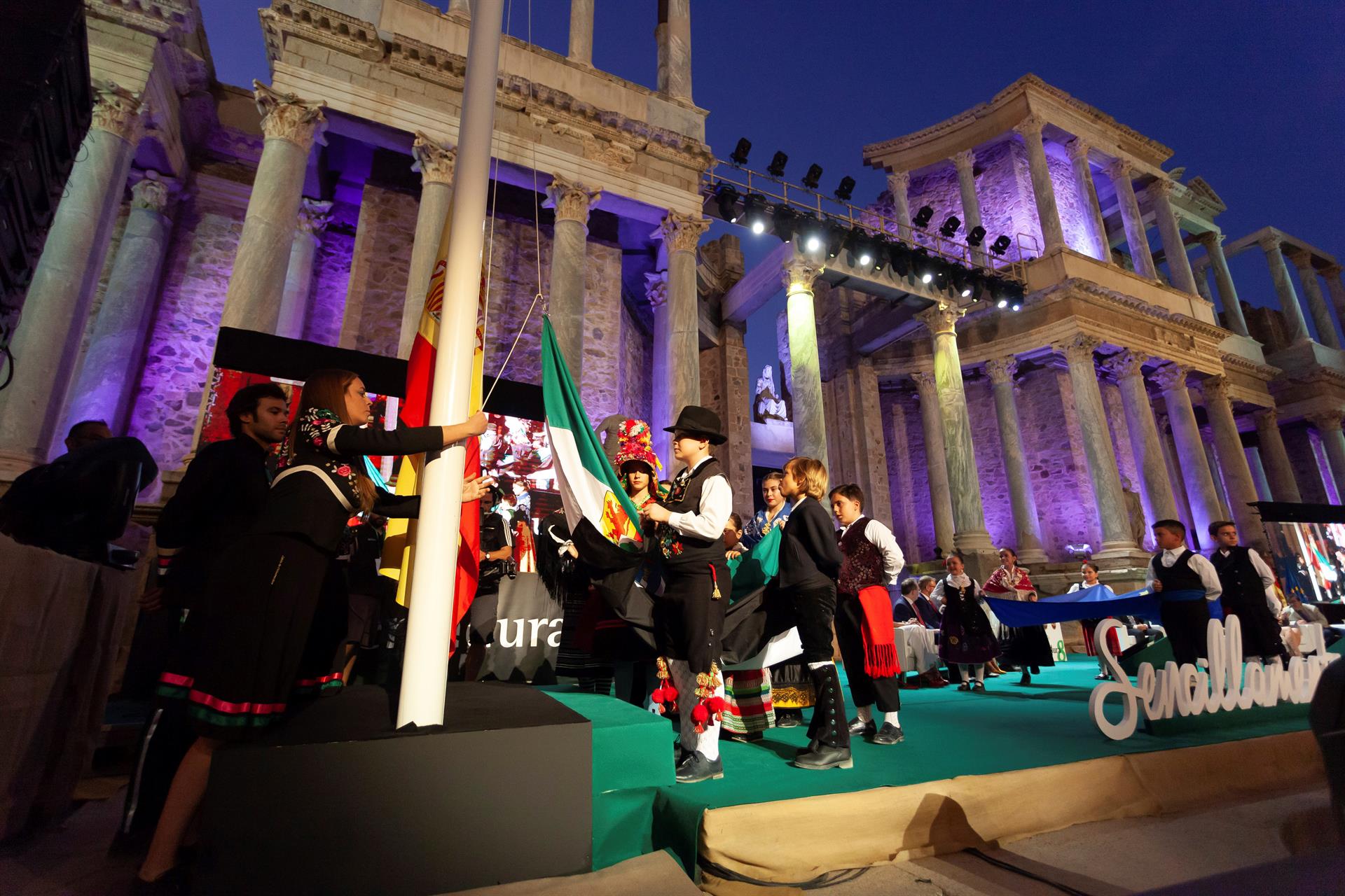 Imagen de un momento del acto de entrega de las Medallas de Extremadura celebrado esta noche en el teatro romano de Mérida. Fotografía de archivo.EFE / Jero Morales.