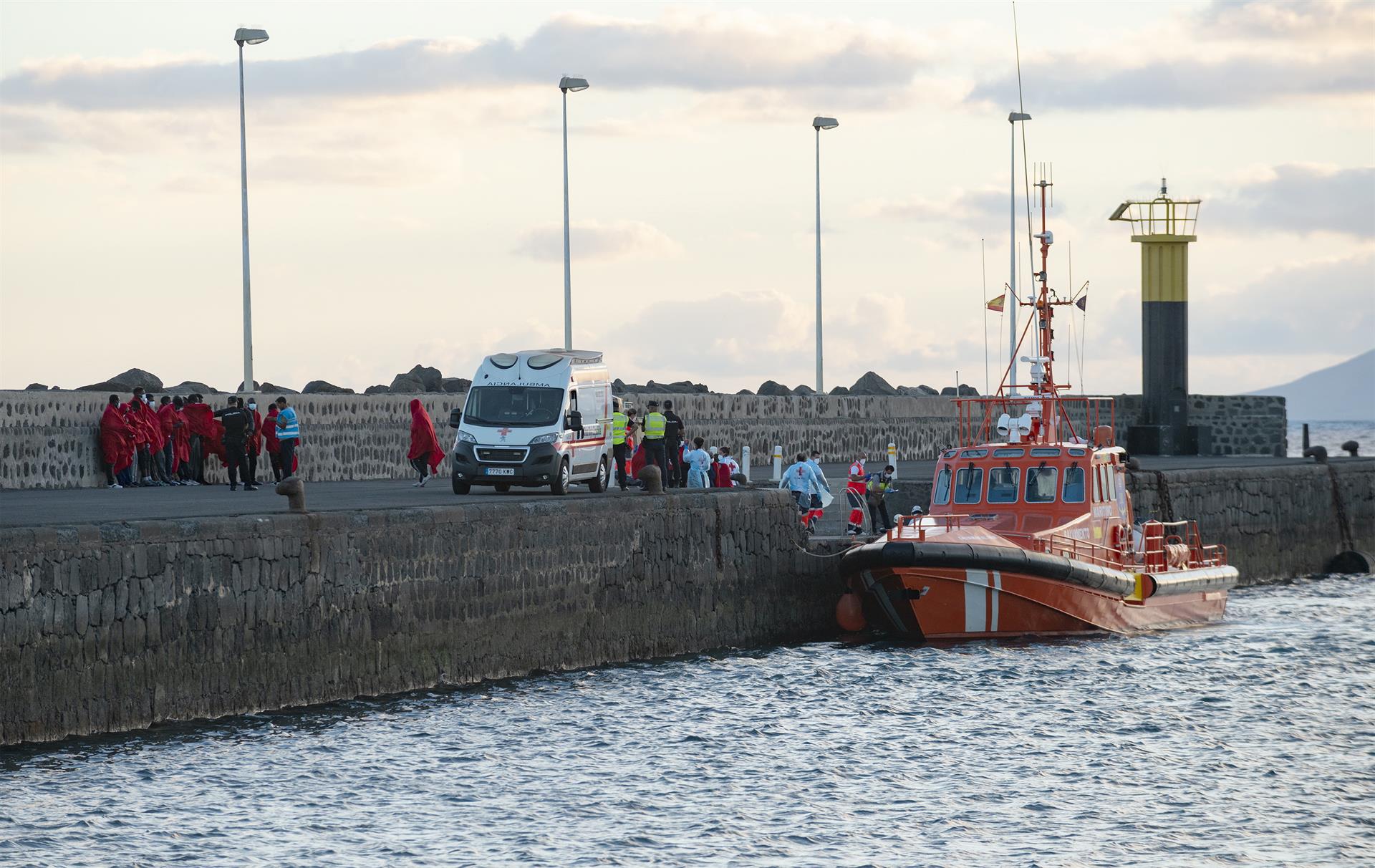 Foto de archivo de la Salvamar Al Nair en el puerto de Arrecife (Lanzarote) tomada el 6 de septiembre, tras su último servicio de rescate de inmigrantes hasta el realizado esta madrugada. EFE/Adriel Perdomo