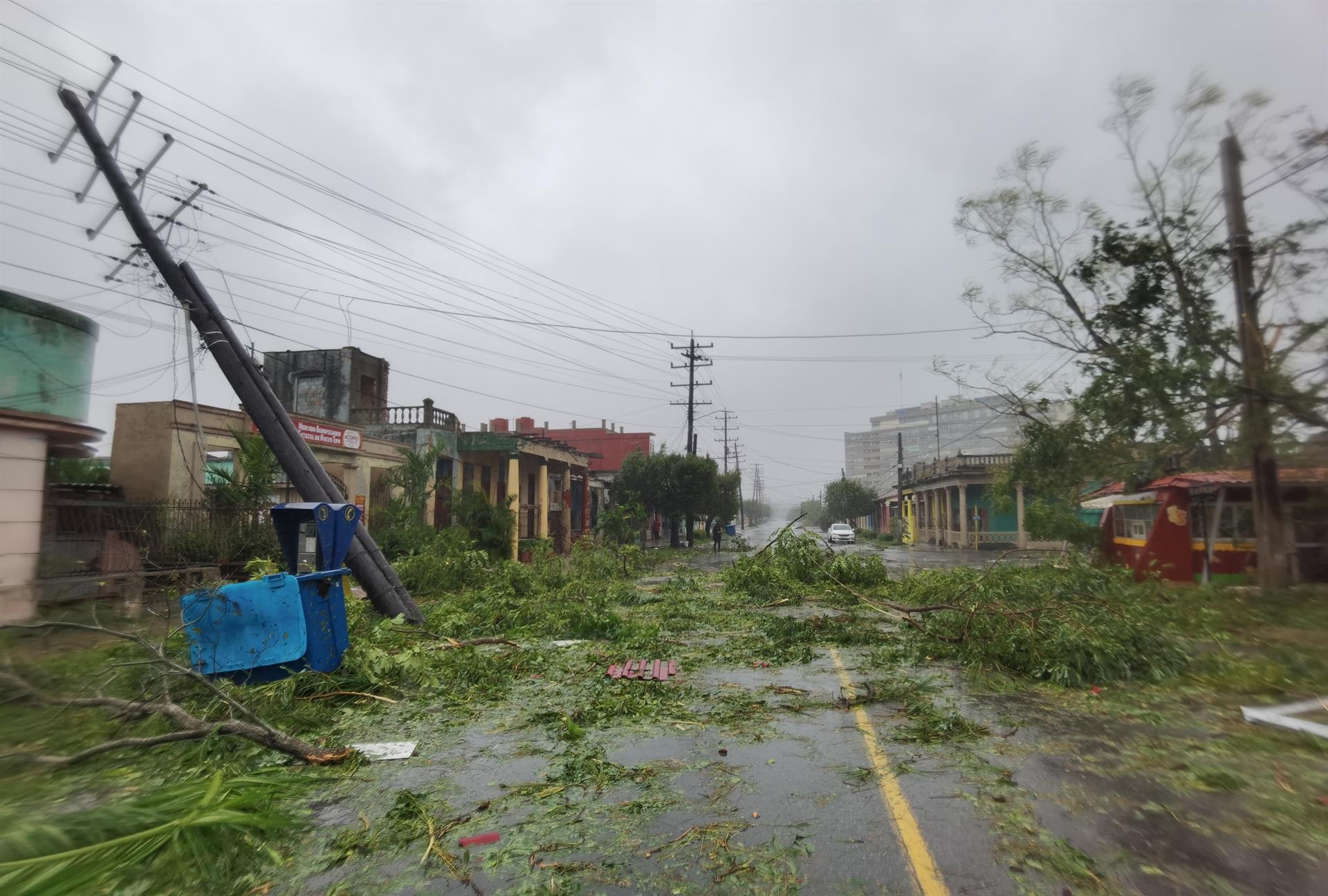 Fotografía de una calle con los destrozos dejados por el paso del huracán Ian, el 27 de septiembre de 2022, en Pinar del Río (Cuba). EFE/Yander Zamora