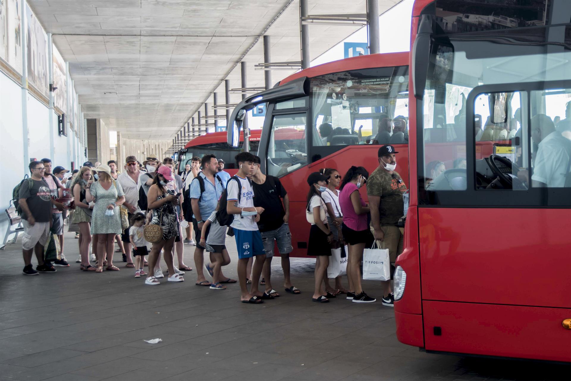 Usuarios del autobús urbano en una estación española.-EFE/David Arquimbau Sintes