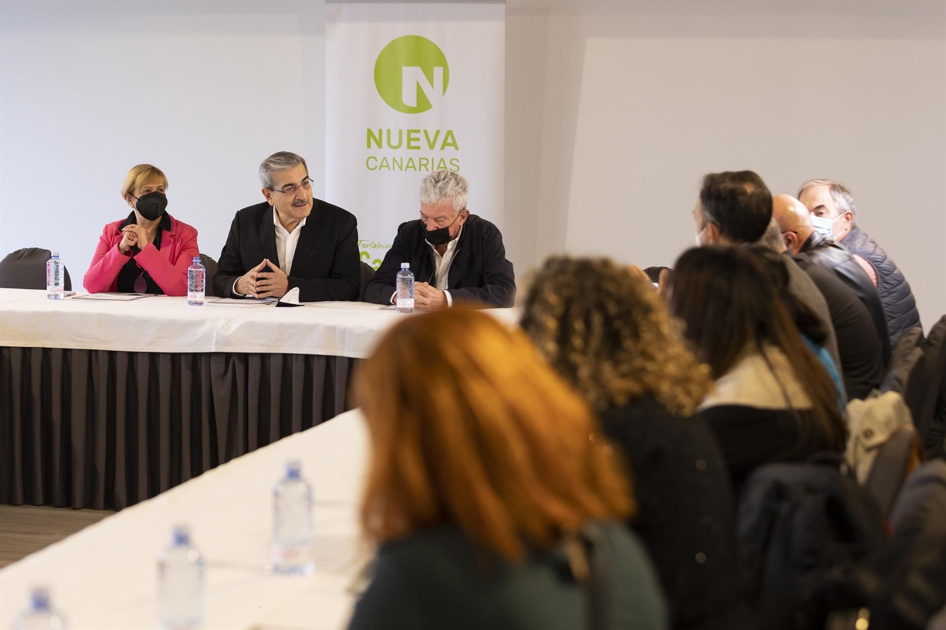 Foto de archivo del presidente de Nueva Canarias, Román Rodríguez (c), y sus compañeros de partido Carmen Nieves Gaspar (i) y Pedro Quevedo (d). EFE/Quique Curbelo