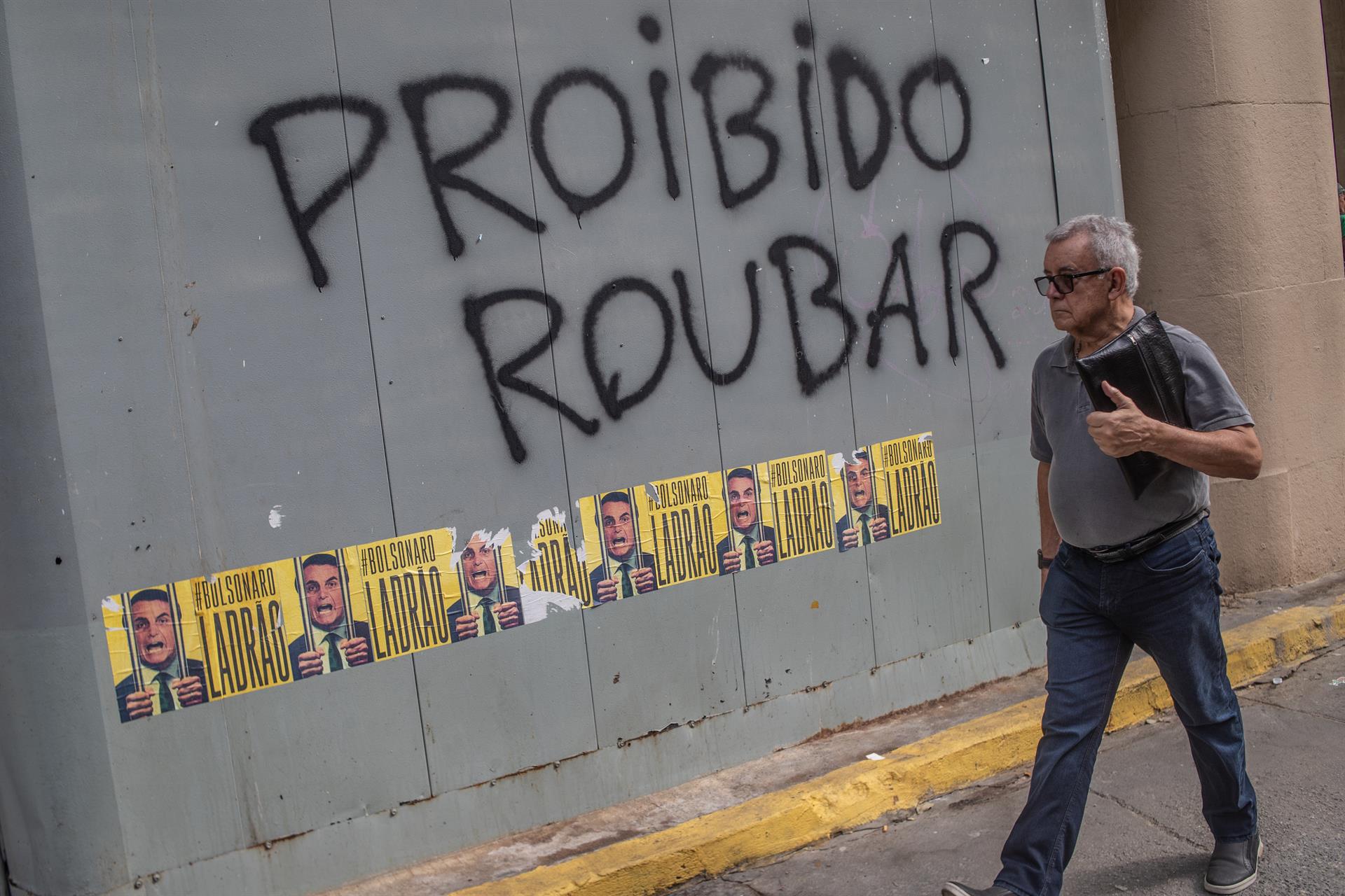 Un muro con la frase "Prohibido robar" y carteles que tildan de ladrón y tienen el rostro del actual presidente de Brasil y candidato a la reelección, Jair Bolsonaro en Río de Janeiro (Brasil). EFE/ André Coelho