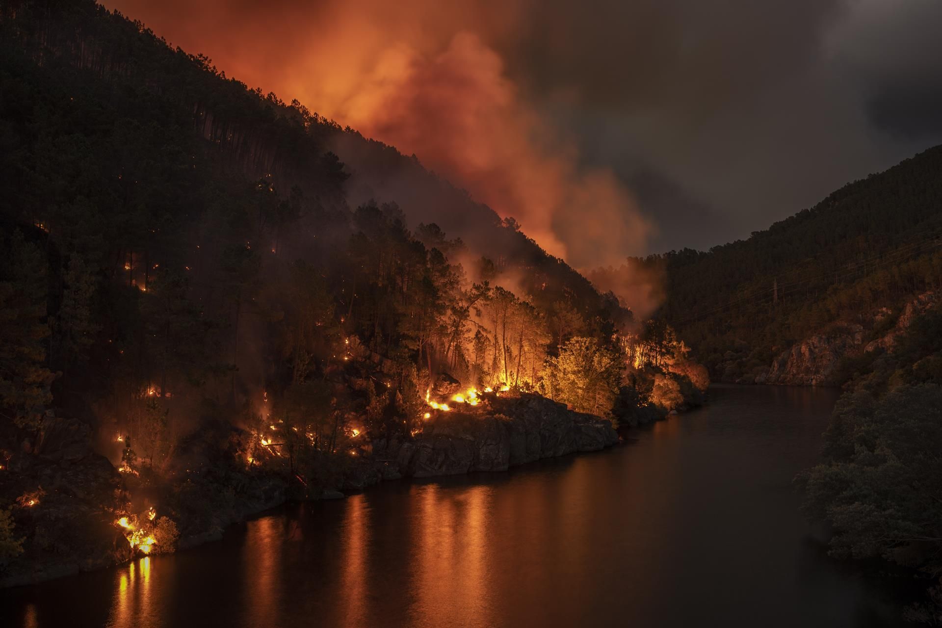 Vista nocturna anoche del incendio forestal en Ribadavia (Ourense). EFE/Brais Lorenzo