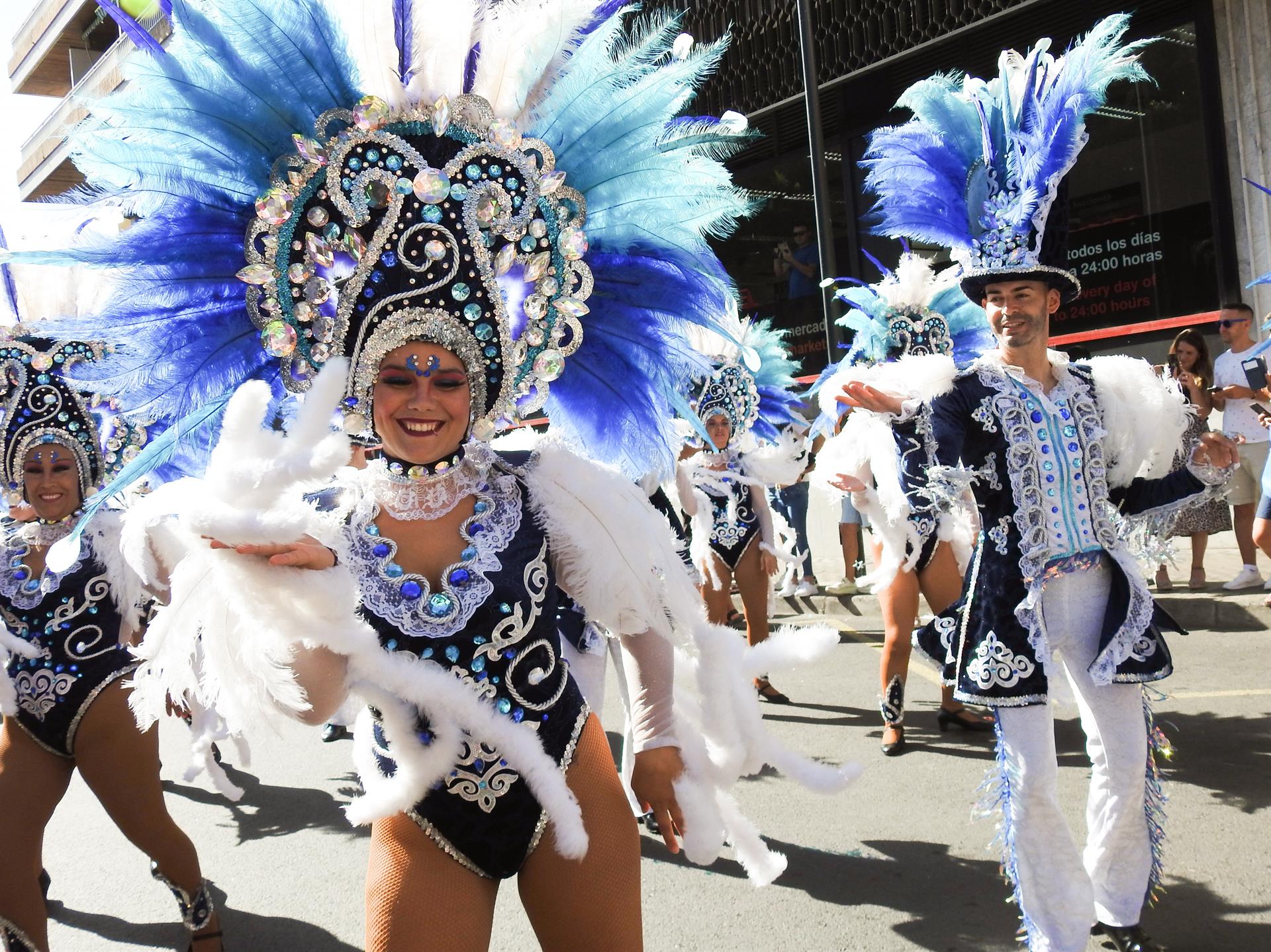 El municipio de Puerto de la Cruz ha celebrado hoy su coso con el que se pone fin a los actos de la séptima edición de su carnaval de verano. En el desfile han participado diversas agrupaciones como comparsas, batucadas o murgas. EFE/Nerea de Ara