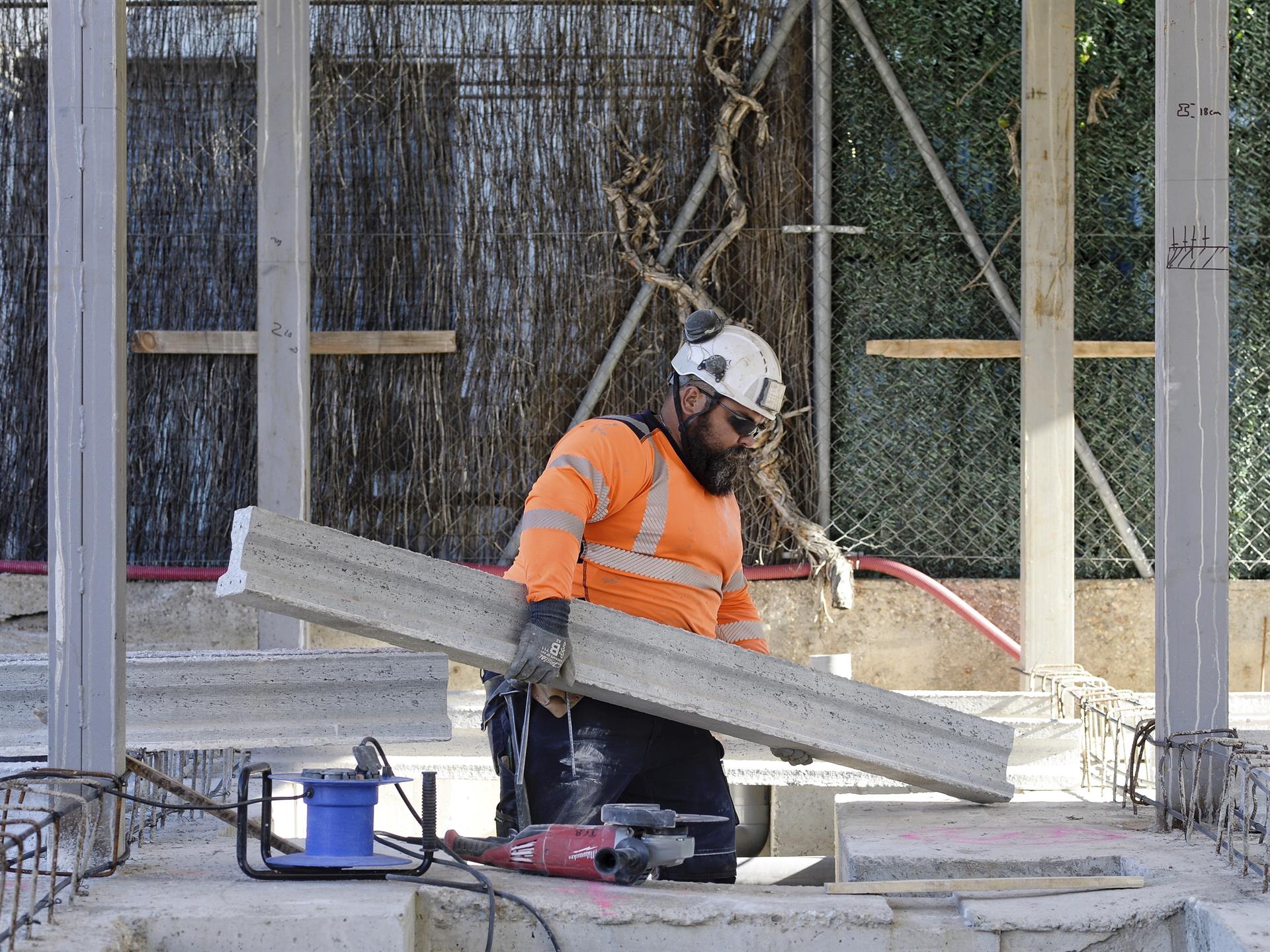 Un obrero de la construcción trabaja en una edificación en Valladolid. EFE/Archivo